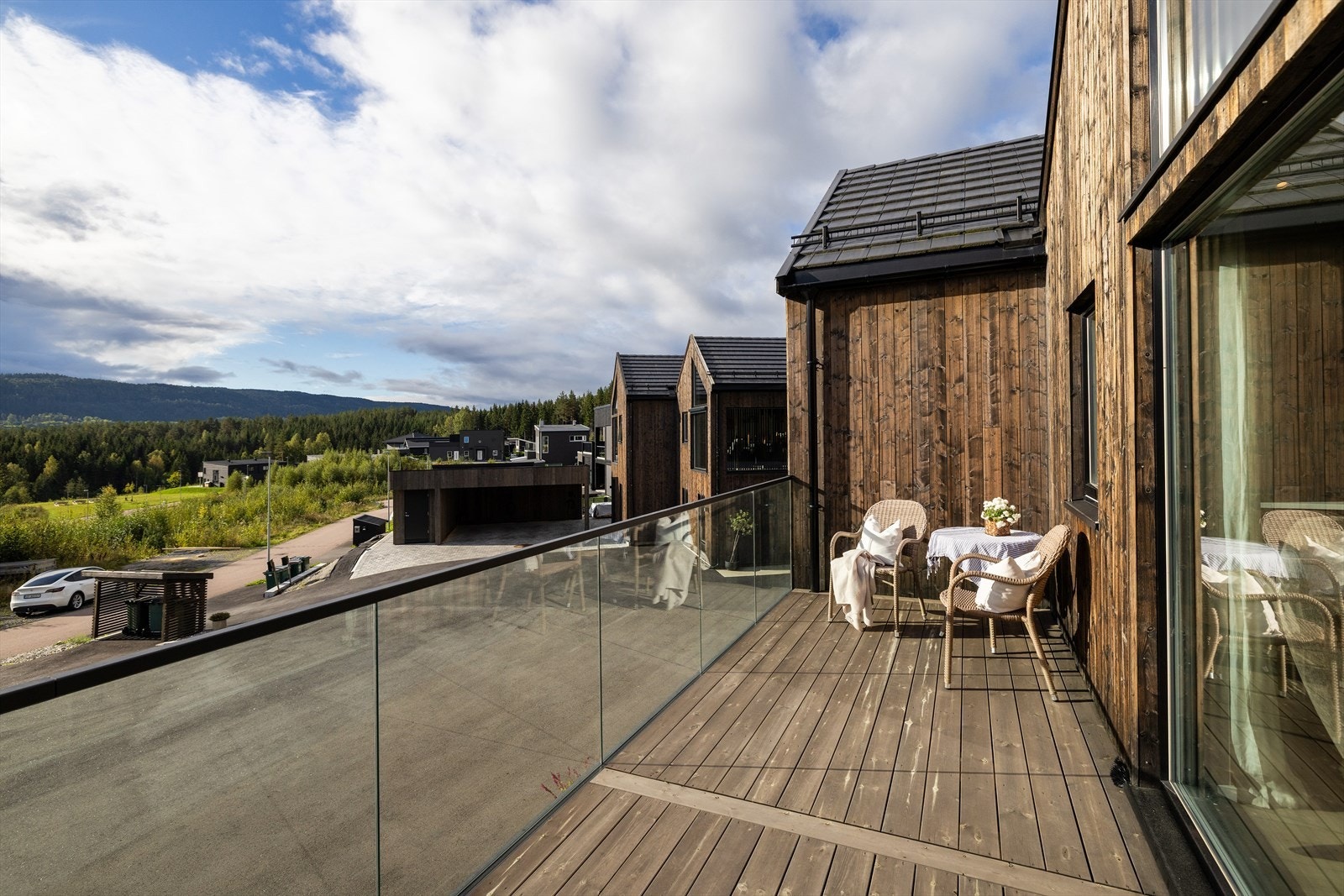 Terrassen har plass til en hyggelig sittegruppe, og glassrekkverket sørger for uhindret utsikt. Galleribilde