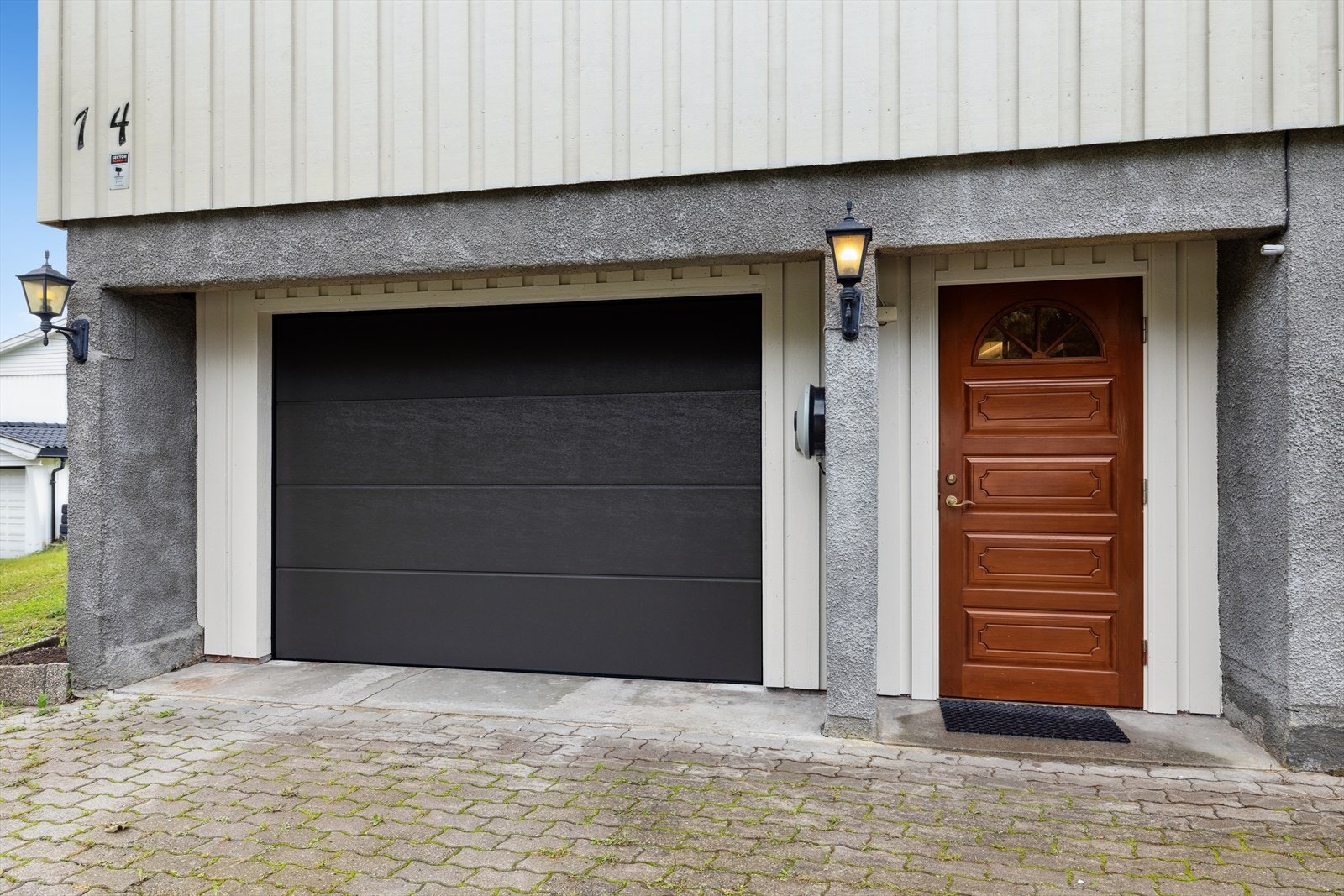 Inngangsparti og garasje. Velkommen inn! Galleribilde