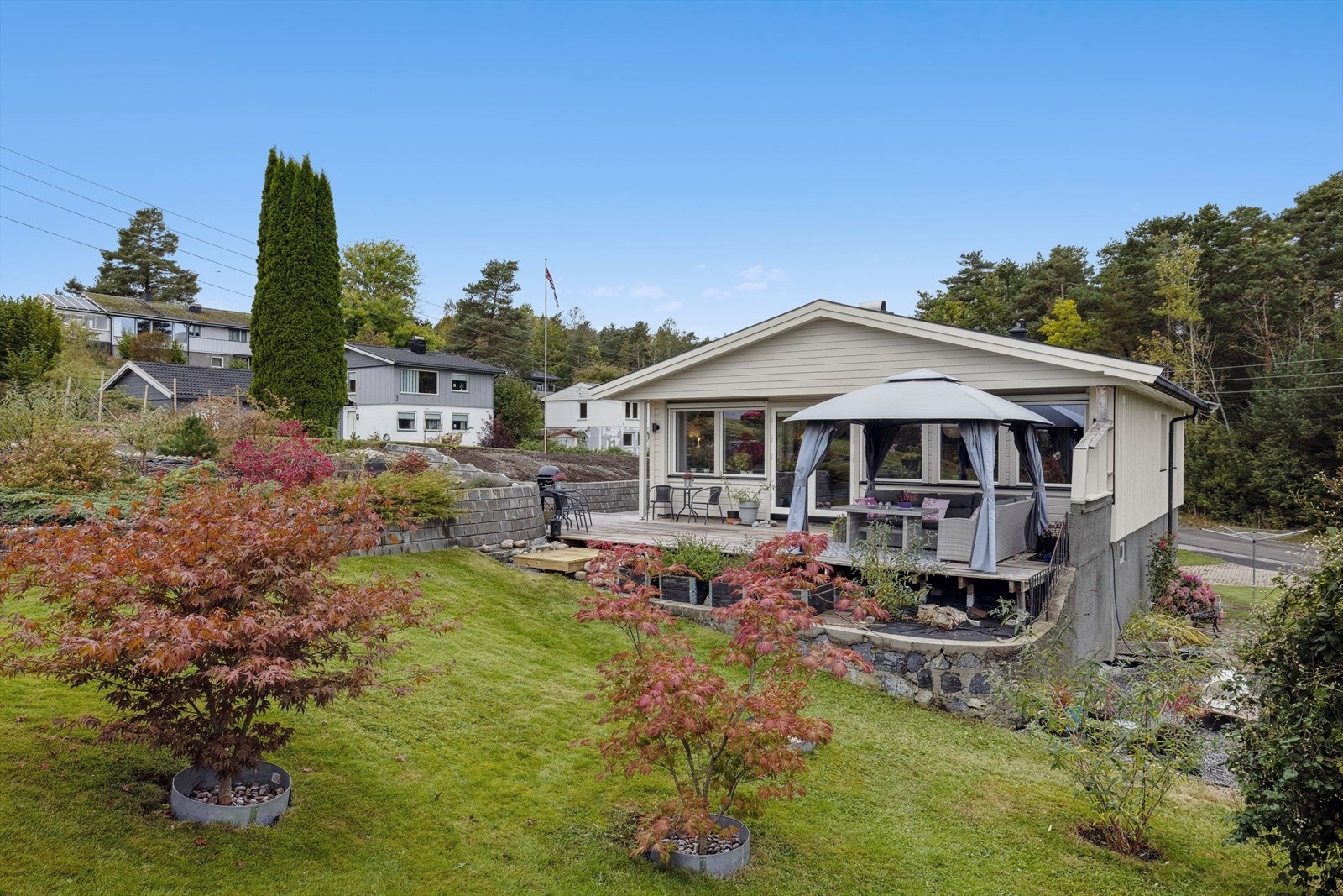 Tomten er ca. 1 305,8 m² og består av steinsatt gårdsrom med velpleid hage med plen, diverse pryd- og nyttebusker/trær. Galleribilde