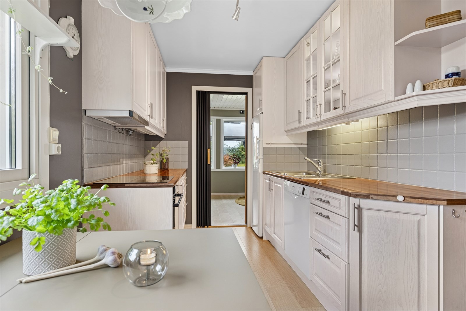 Kjøkkenet har rikelig med skap- og benkeplass. Galleribilde