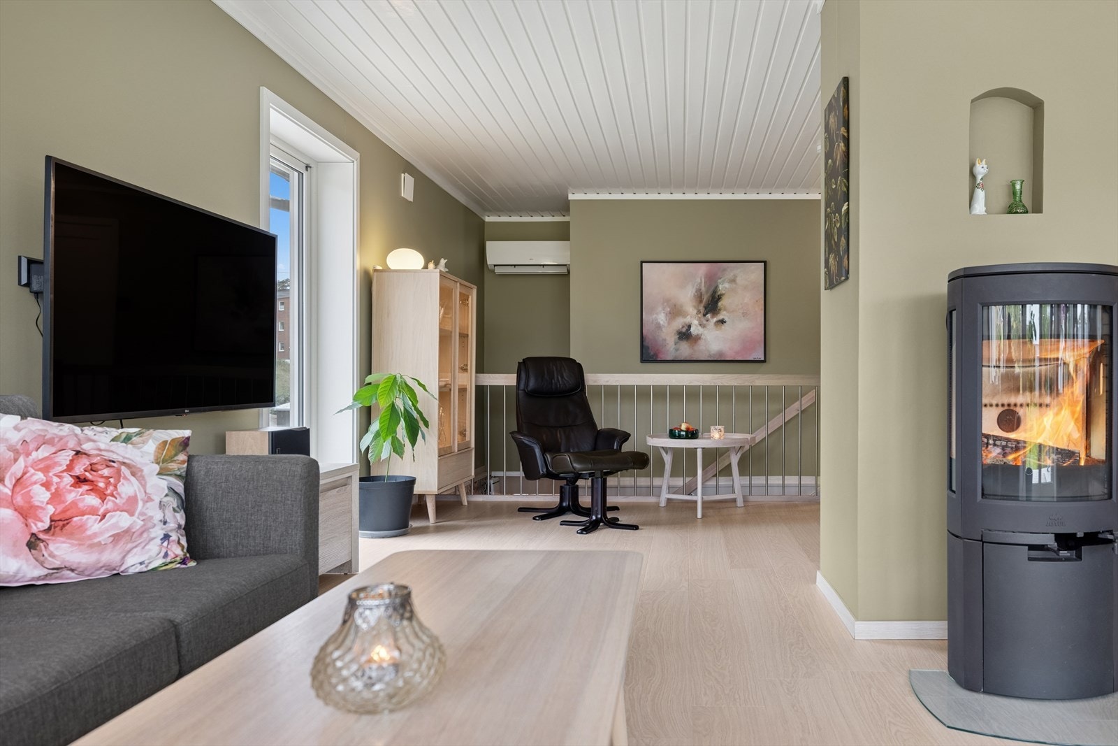 På stuen er det montert en flott, rentbrennede vedovn som gir god stemning og fin innetemperatur på kjølige høst- og vinterkvelder. Galleribilde