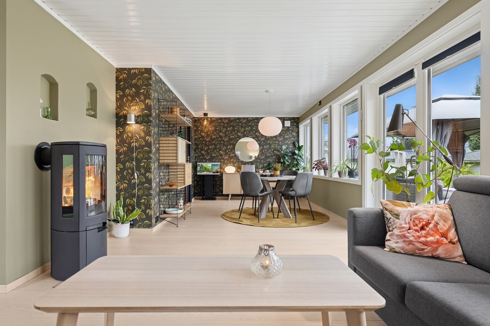 Stue og spisestue med utgang til terrasse. Galleribilde