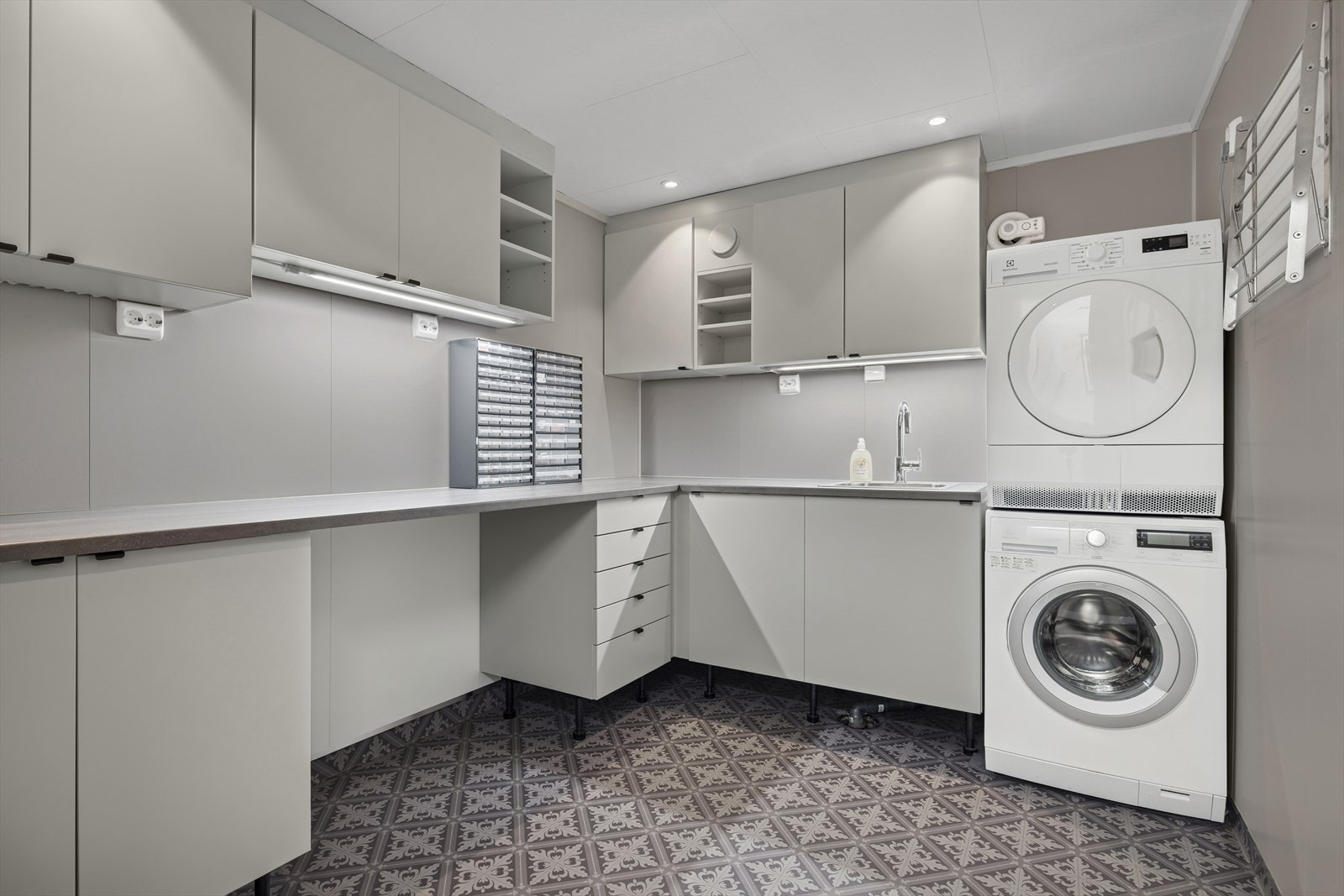 Vaskerom er innredet med benkeskap med vask, og det er opplegg og plass til tørketrommel og vaskemaskin. Galleribilde