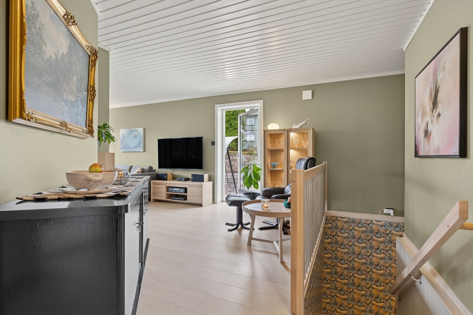 Fra stuen er det 2 dører ut til terrassen og hagen samt trappeløp til underetasjen. Galleribilde