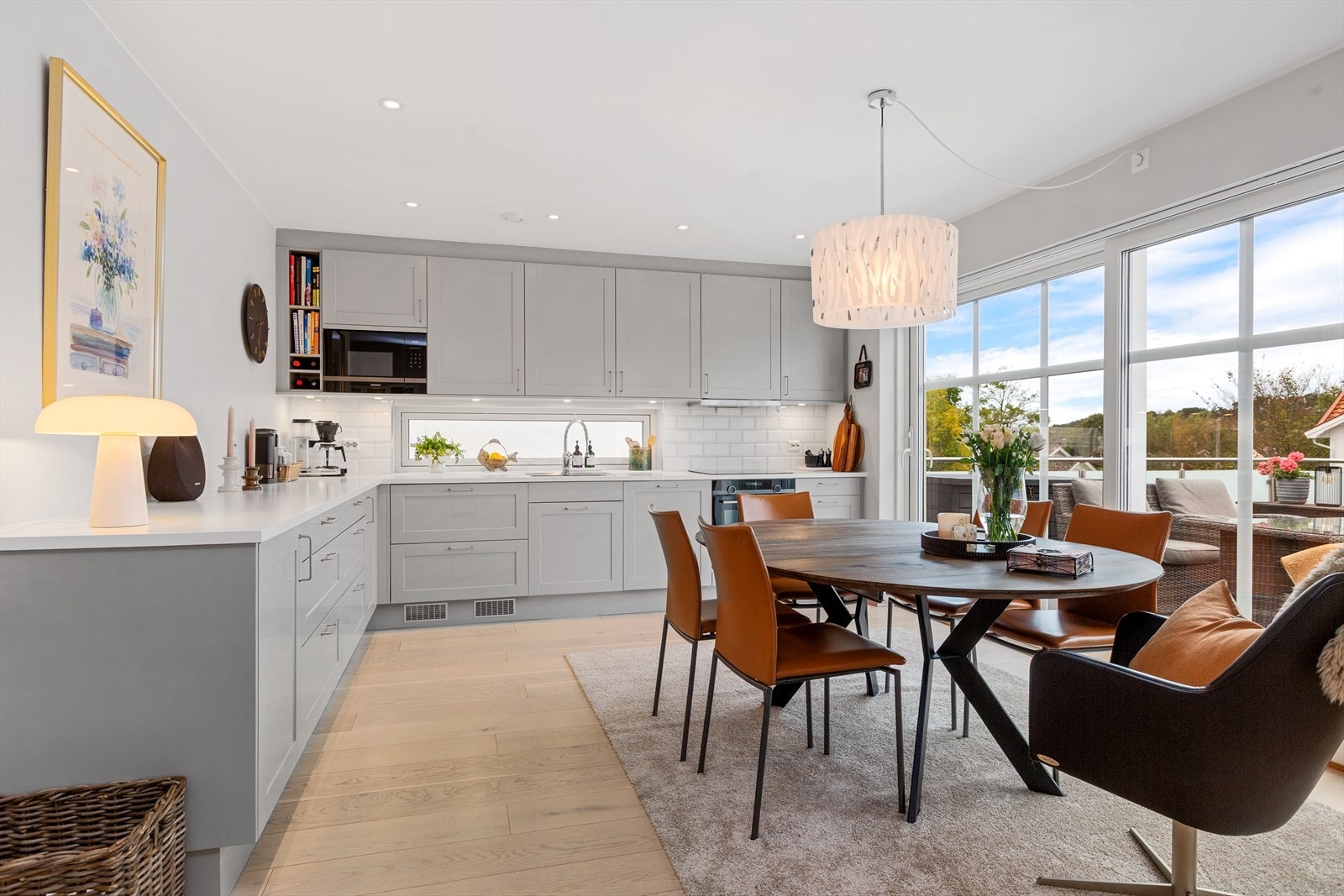 Kjøkkenet er innredet i en praktisk form, og har godt med både skap- og benkeplass. Galleribilde