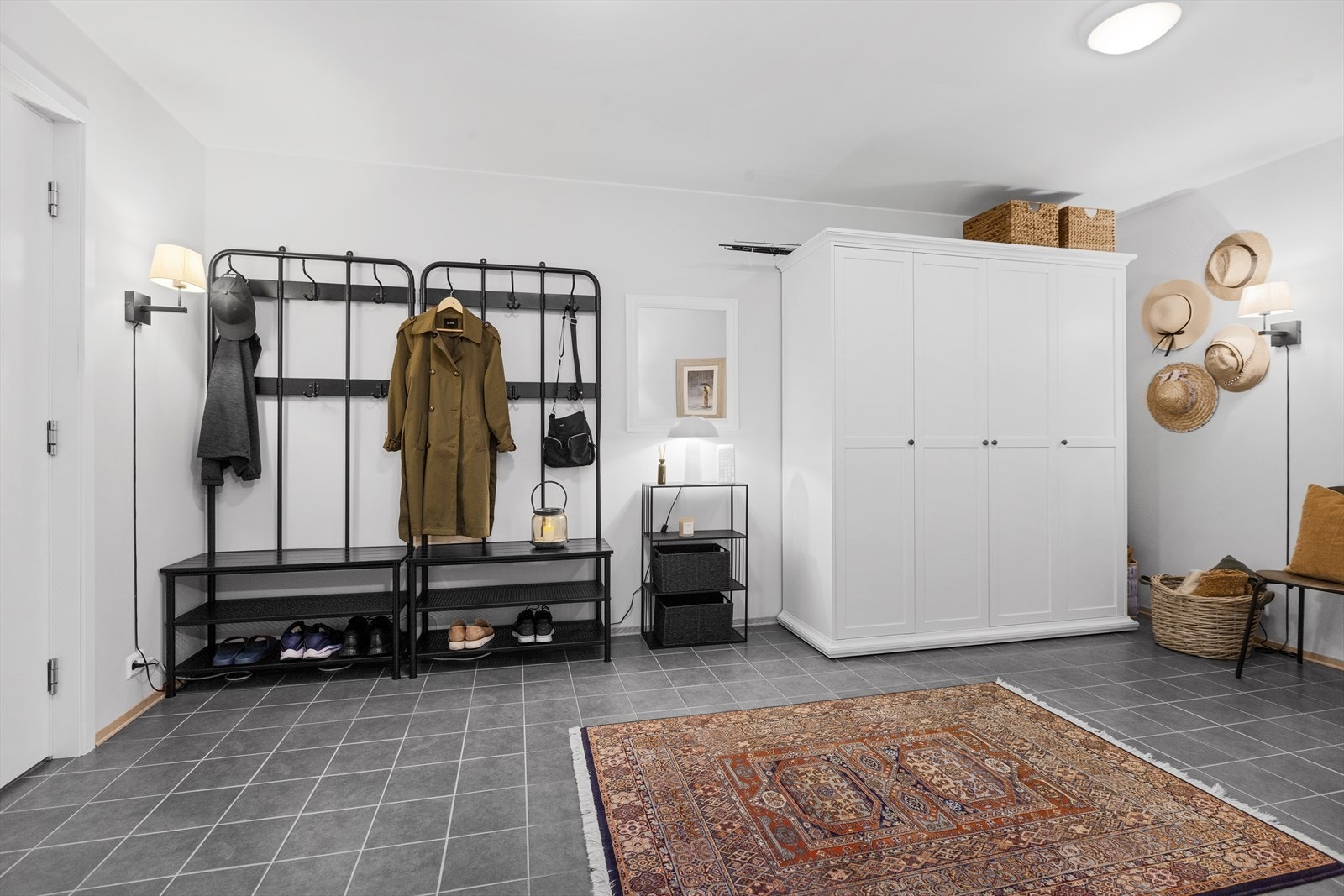 Romslig entré med god plass til diverse oppbevaring. Galleribilde