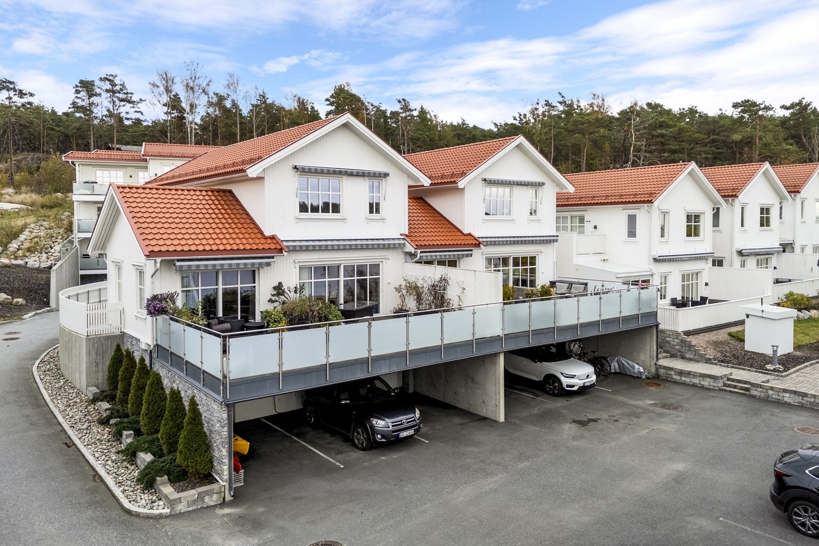 Gode parkeringsmuligheter i egen carport med plass til 3 biler. Galleribilde