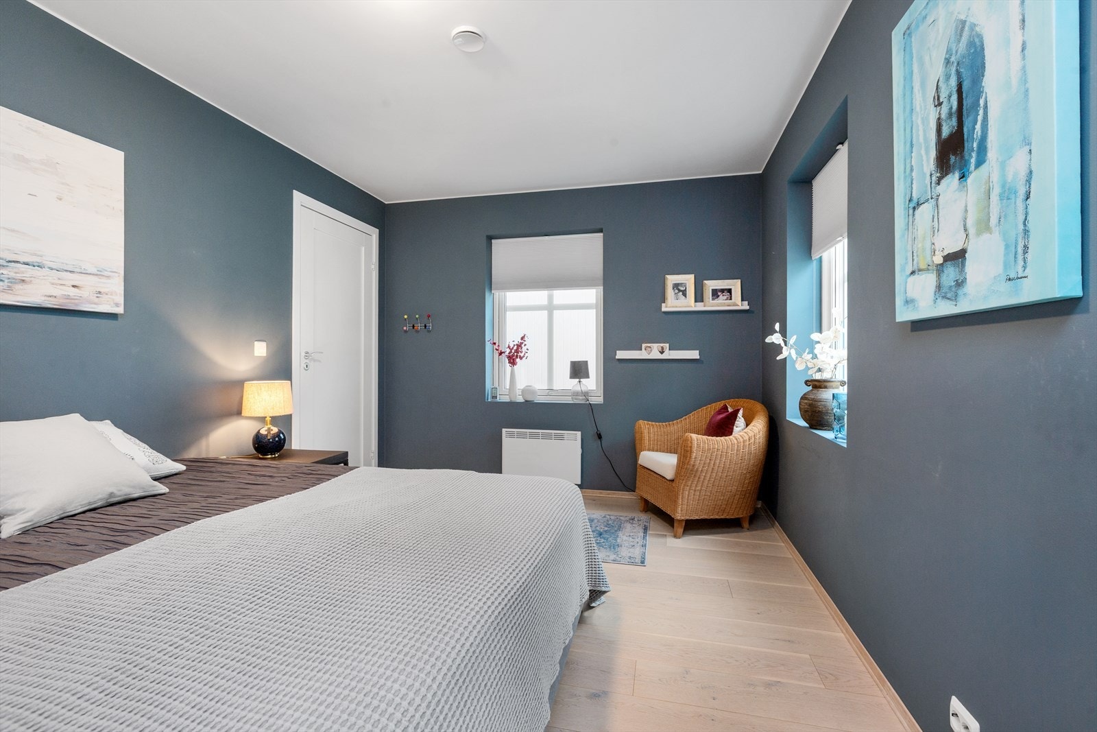 Videre byr boligen på tre romslige soverom hvor ett er plassert i 1. etasje og de to andre i 2. etasje. Galleribilde