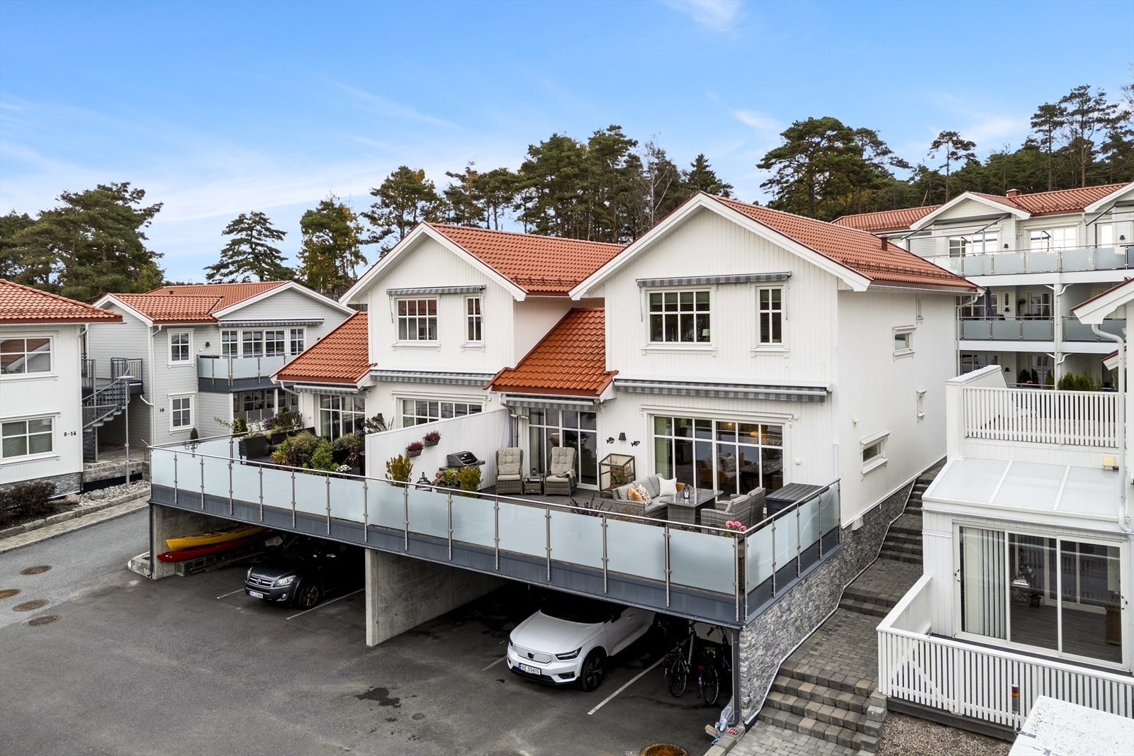 En strøken leilighet/enebolig i kjede over tre plan som er oppført i 2019 med lyse, fine rom og høy standard. Galleribilde