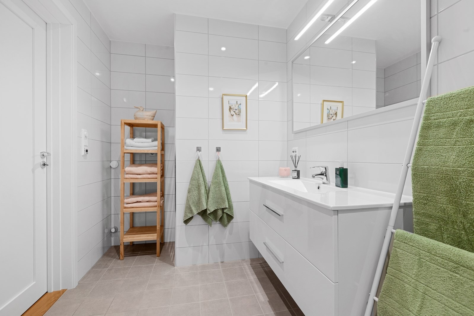 Flislagt baderom fra byggeåret med behagelig gulvvarme. Galleribilde