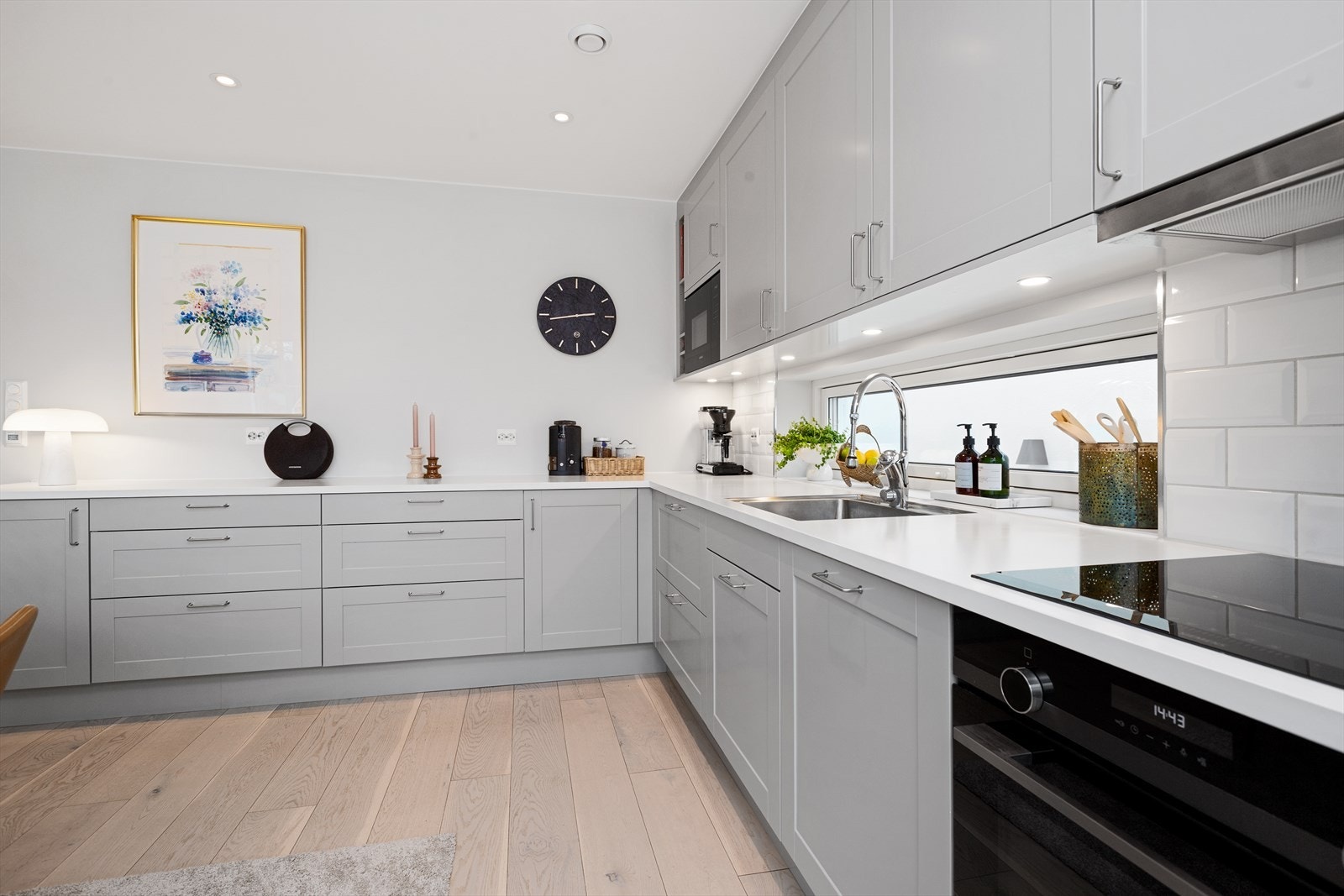 Vegg bak benkeplaten er flislagt, praktisk ved matlaging. Galleribilde