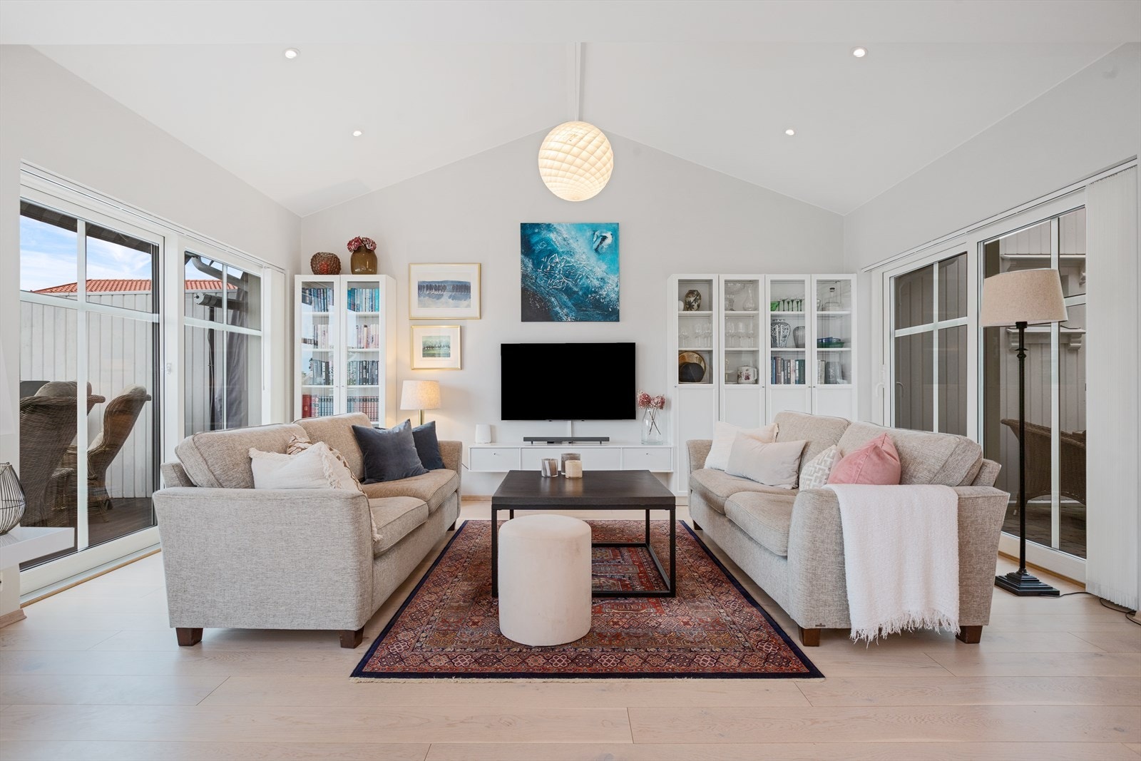 Stuen er gjennomgående med utgang til solrike uteplasser på begge sider av rommet. Galleribilde