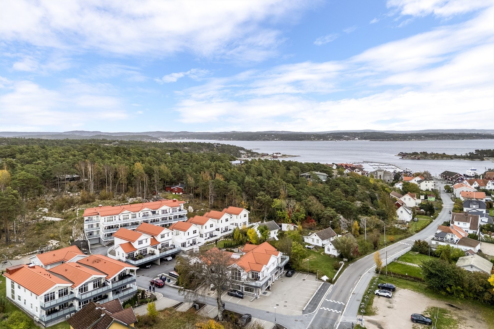 Eiendommen ligger i attraktive og idylliske omgivelser, ytterst på Kirkøy på Hvaler, med vakker beliggenhet og flotte solforhold i skrånende terreng mot sørvest. Galleribilde