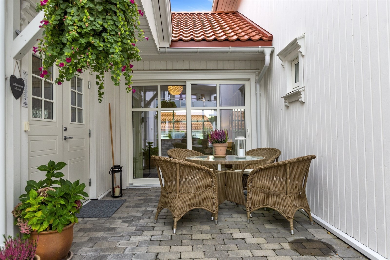 Innbydende inngangsparti med belegningstein som ønsker deg velkommen! Galleribilde