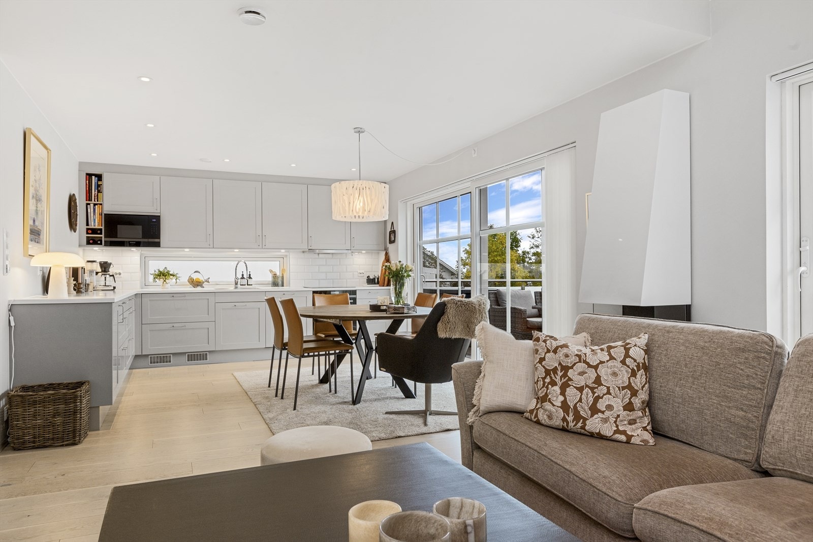 Det er åpen stue og kjøkkenløsning som gjør rommet mer sosialt. Galleribilde