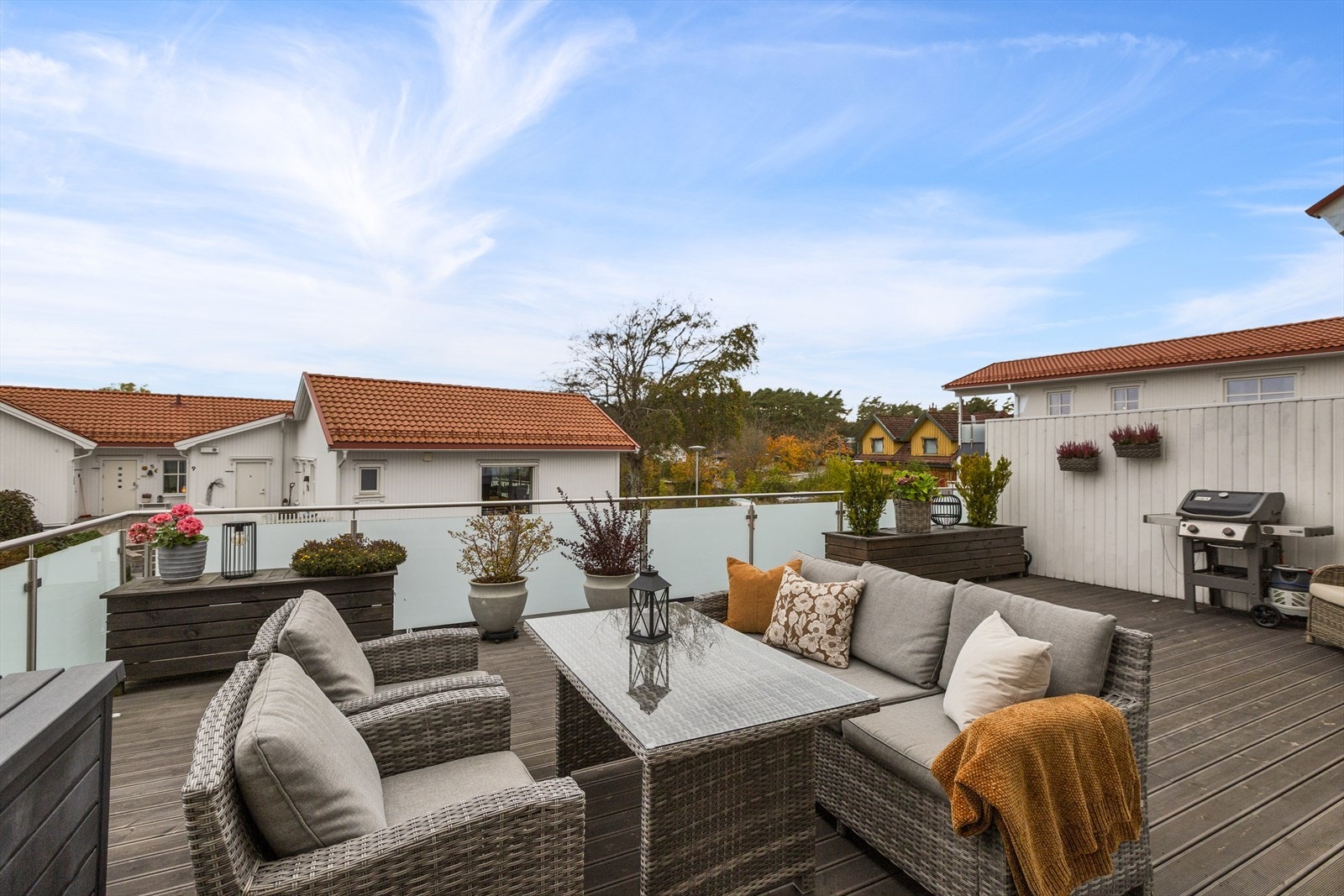Terrassen på fremsiden har plass til hagemøbler, grill og blomster krukker. Galleribilde