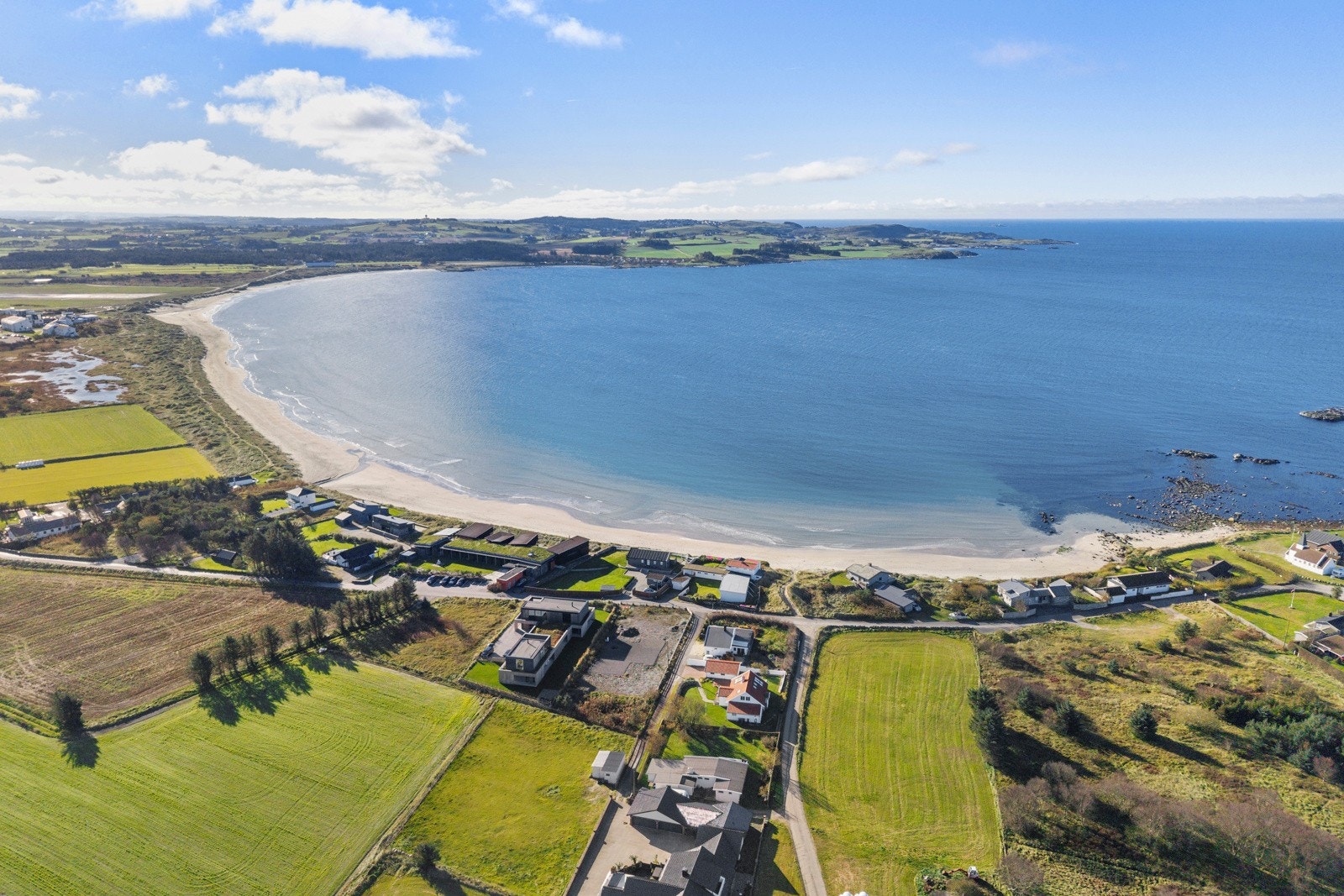 Tomten har en svært attraktiv beliggenhet med kort vei til strand og flotte turmuligheter - perfekt for deg som liker å nyte livet utendørs, enten det er til fots, på sykkel eller med brett på bølgene. Galleribilde