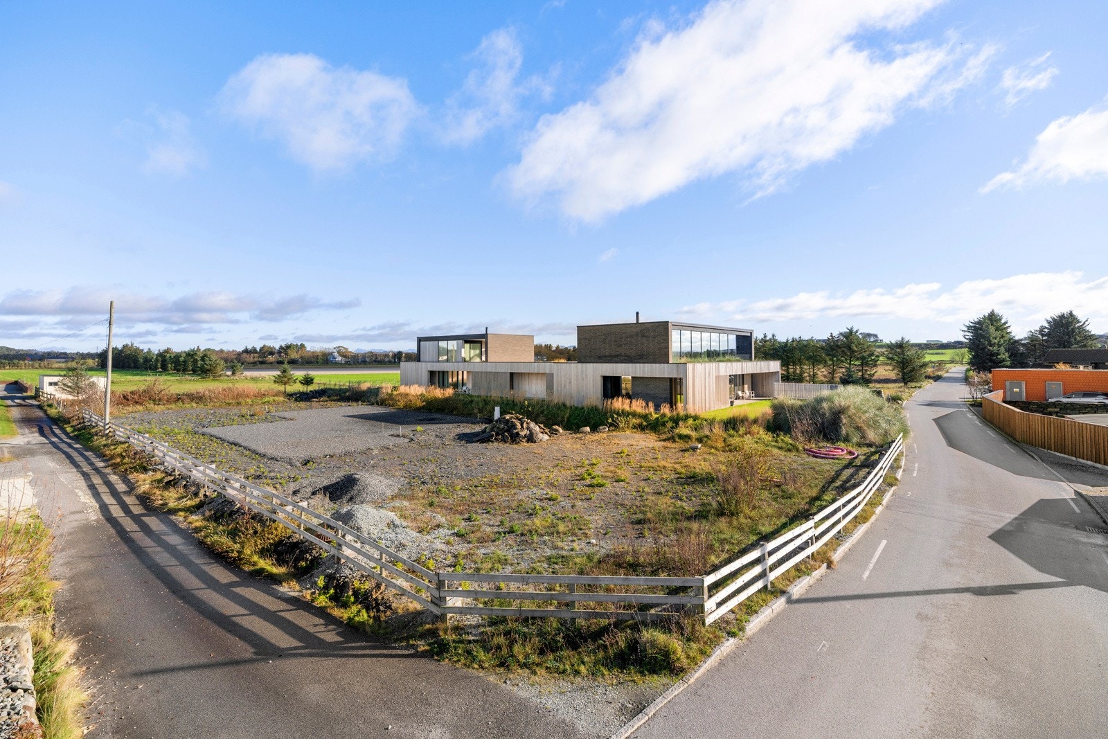 Tomten er delvis opparbeidet og det er lagt inn VA. Galleribilde