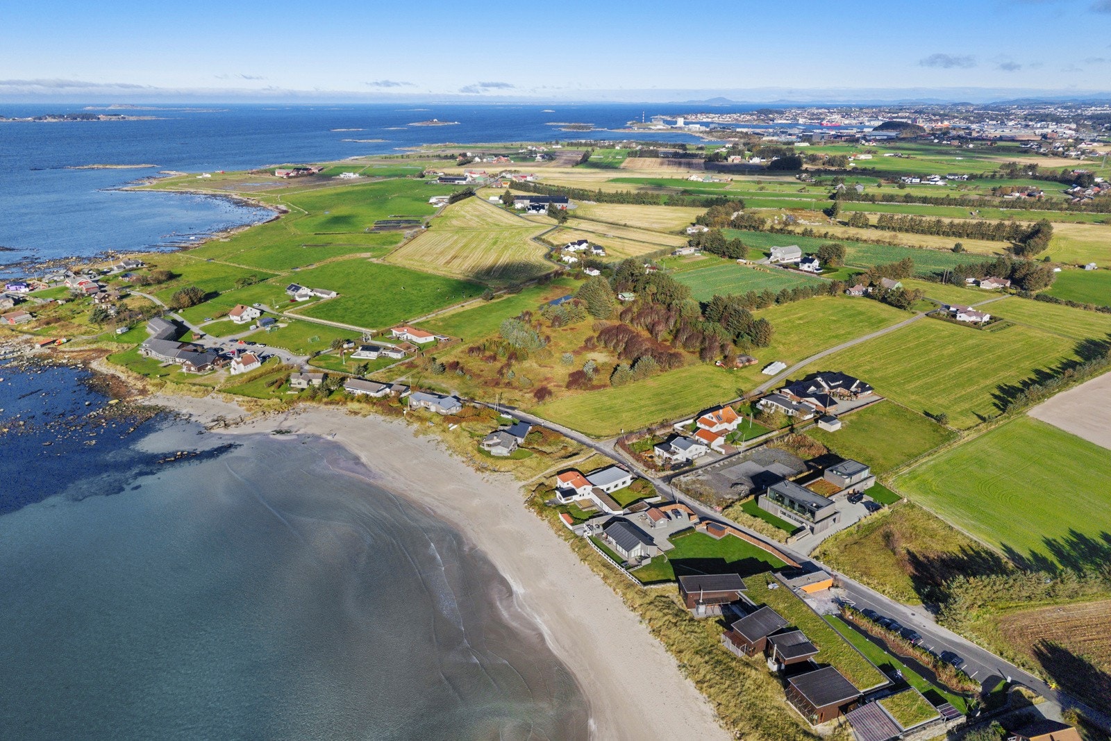 Solrike forhold og flott sjøutsikt gir eiendommen en sjelden kvalitet, og området preges av velholdte boliger og god avstand mellom eiendommene. Galleribilde