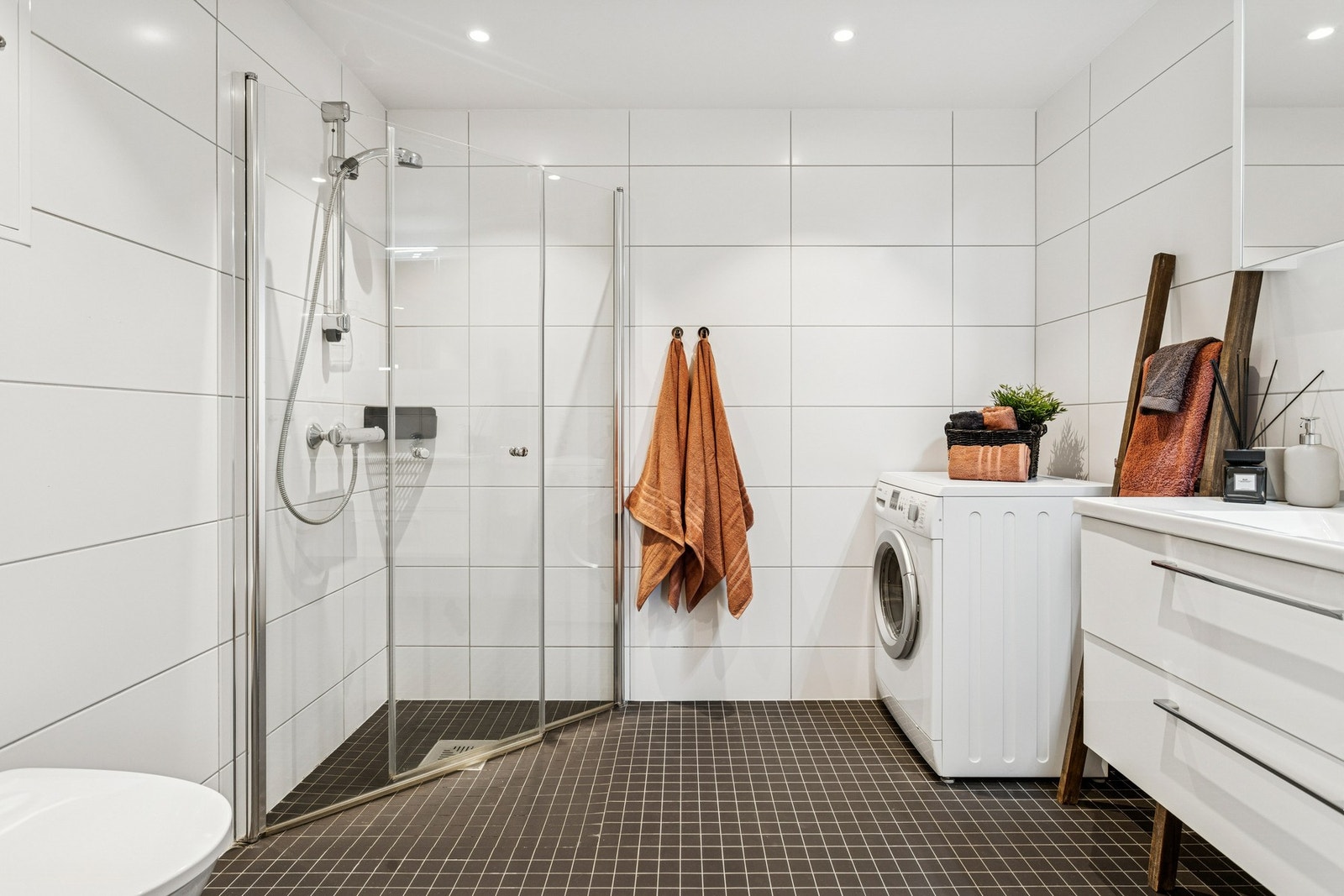 Bad på 5,2 kvm med opplegg for vaskemaskin. Galleribilde