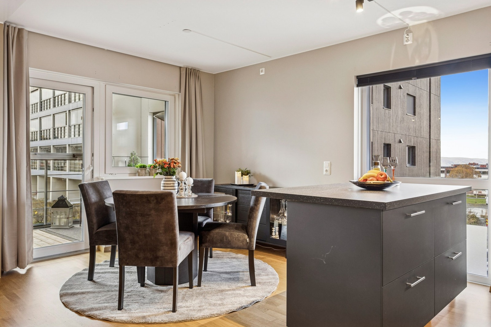 Leiligheten ligger på hjørnet og får ekstra lys av et ekstra vindu. Galleribilde