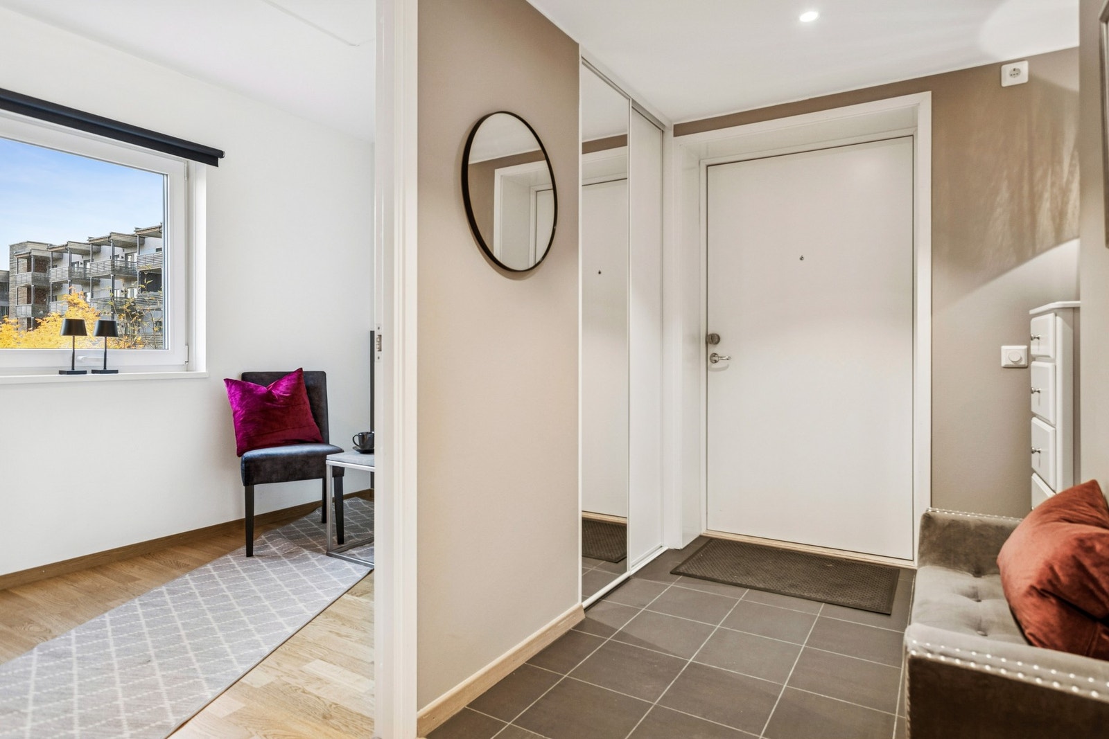 Entre med god plass til å henge fra seg. Galleribilde