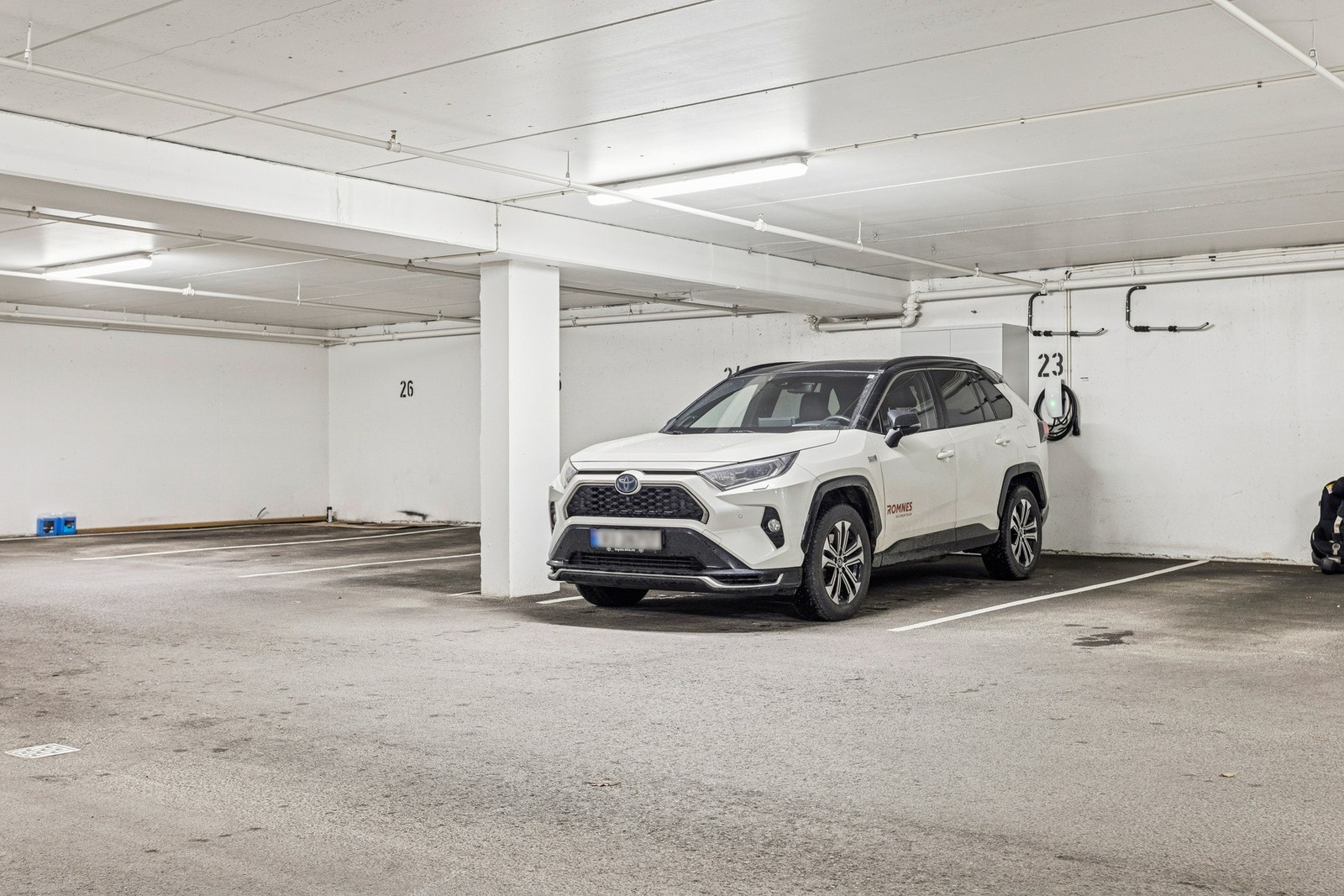 Det medfølger 2 garasjeplasser i garasjekjeller. Galleribilde