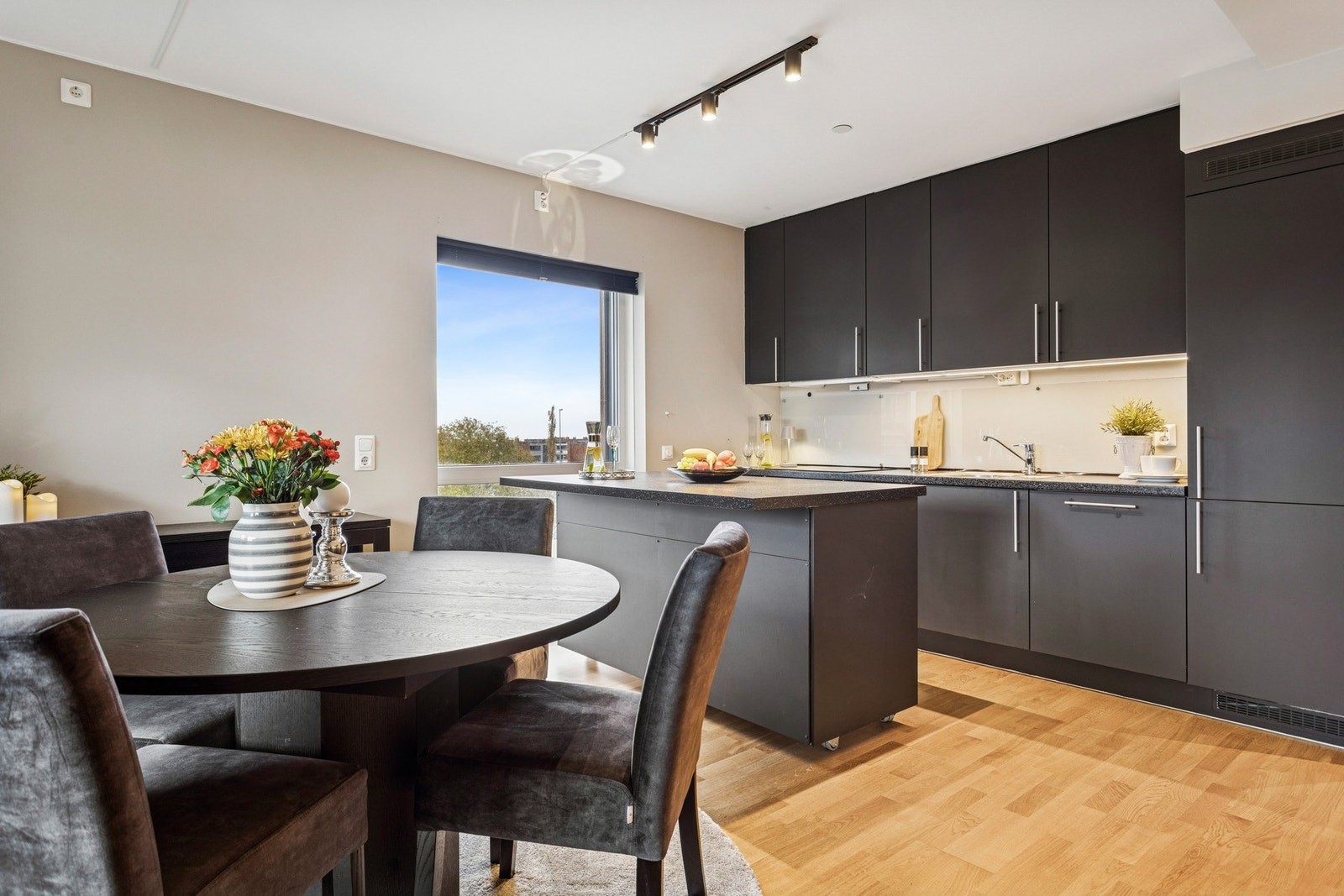 Kjøkkenet har en flyttbar kjøkkenøy. Galleribilde