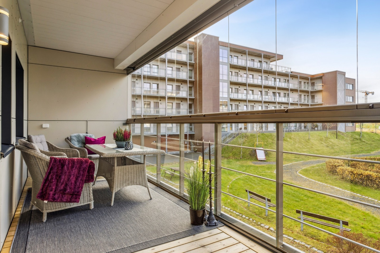 Romslig og innglasset balkong. Stor plass til sittegruppe og grill. Galleribilde