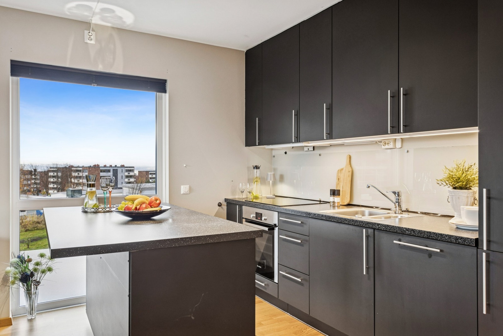 Kjøkken med mye skap og benkeplass. Galleribilde