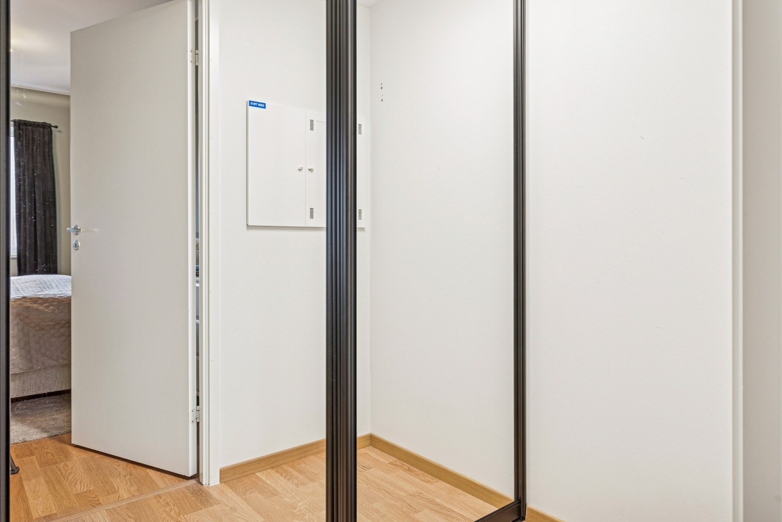 Praktisk innvendig bod innenfor hovedsoverom. Galleribilde