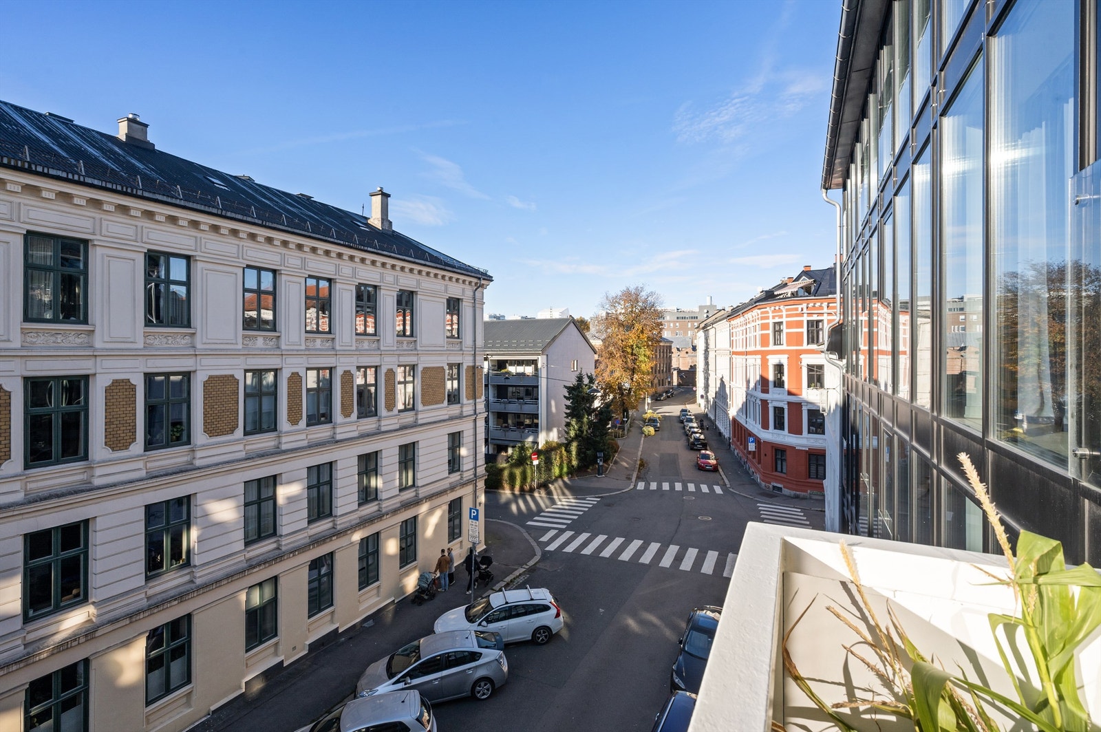 Området er preget av vakker klassisk bebyggelse. Flott utsyn til nærområdet fra balkongen. Galleribilde