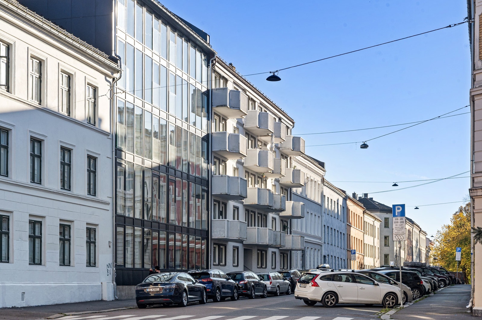 Leiligheten ligger høyt og rolig til i 4. etasje med heis, tilbaketrukket fra trafikk og bystøy, samtidig som alt av byens fasiliteter finnes i umiddelbar nærhet. Galleribilde