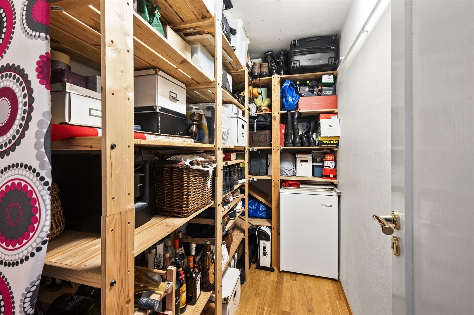 Den innvendige boden er praktisk i hverdagen. Det er også ekstern bod i garasjekjeller. Galleribilde