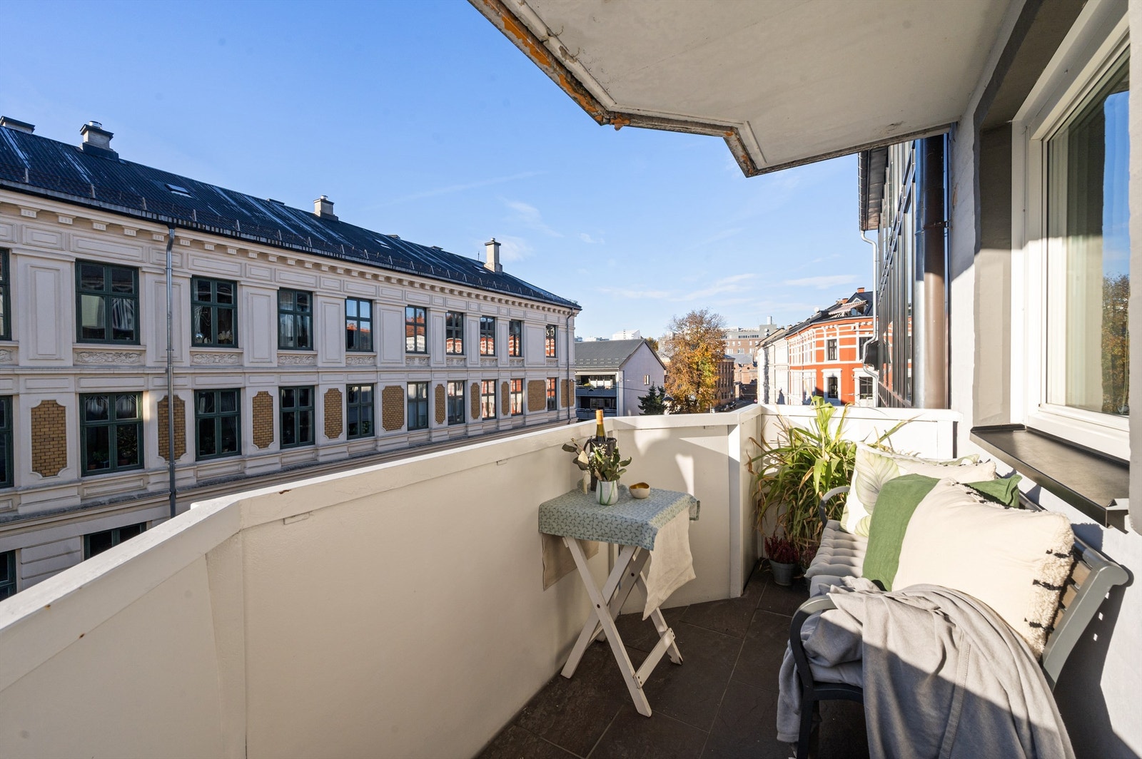 Selger opplyser om sol mellom ca kl 13 og 19 på sommerstid. Galleribilde