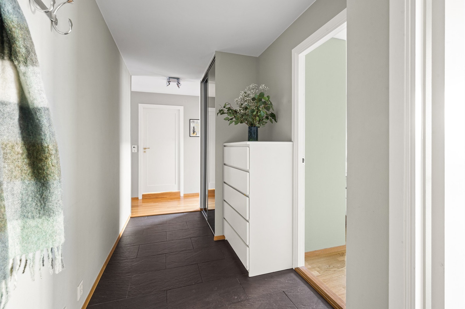 Entréen er flislagt og har god oppbevaringsplass i den integrerte skyvedørsgarderoben. Galleribilde