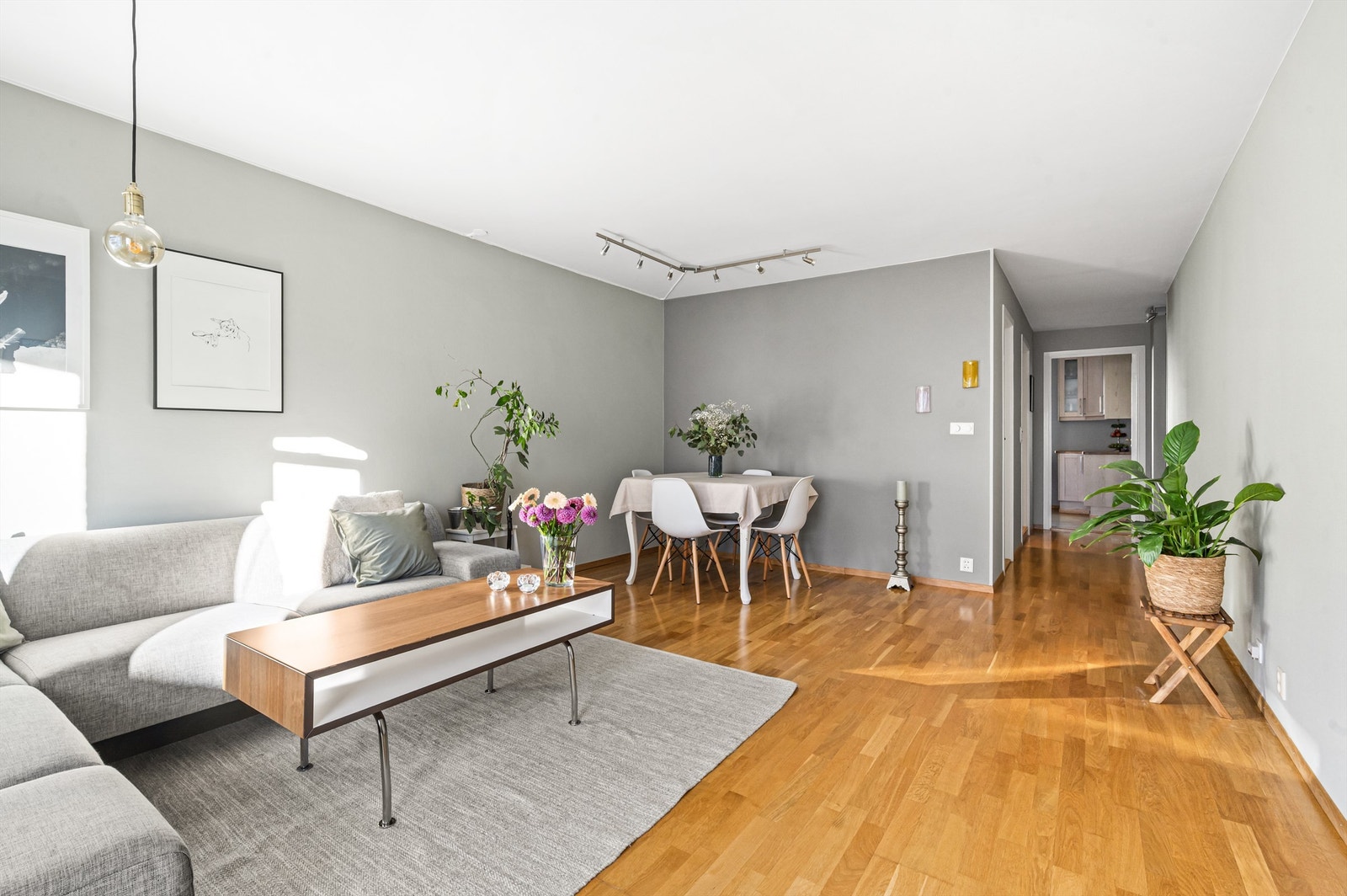 Her er det god plass til både tv- og sofagruppe, samt en naturlig plass til spisebordet. Galleribilde