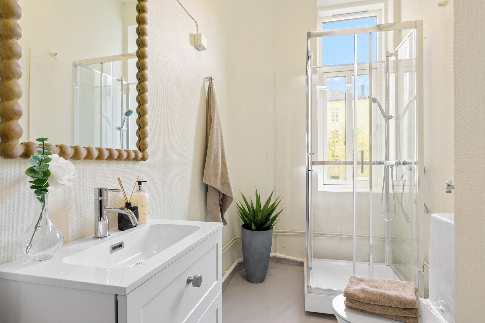 Baderomsinnredningen er ny i 2025 og består av nedfelt servant, toalett og dusjkabinett. Galleribilde