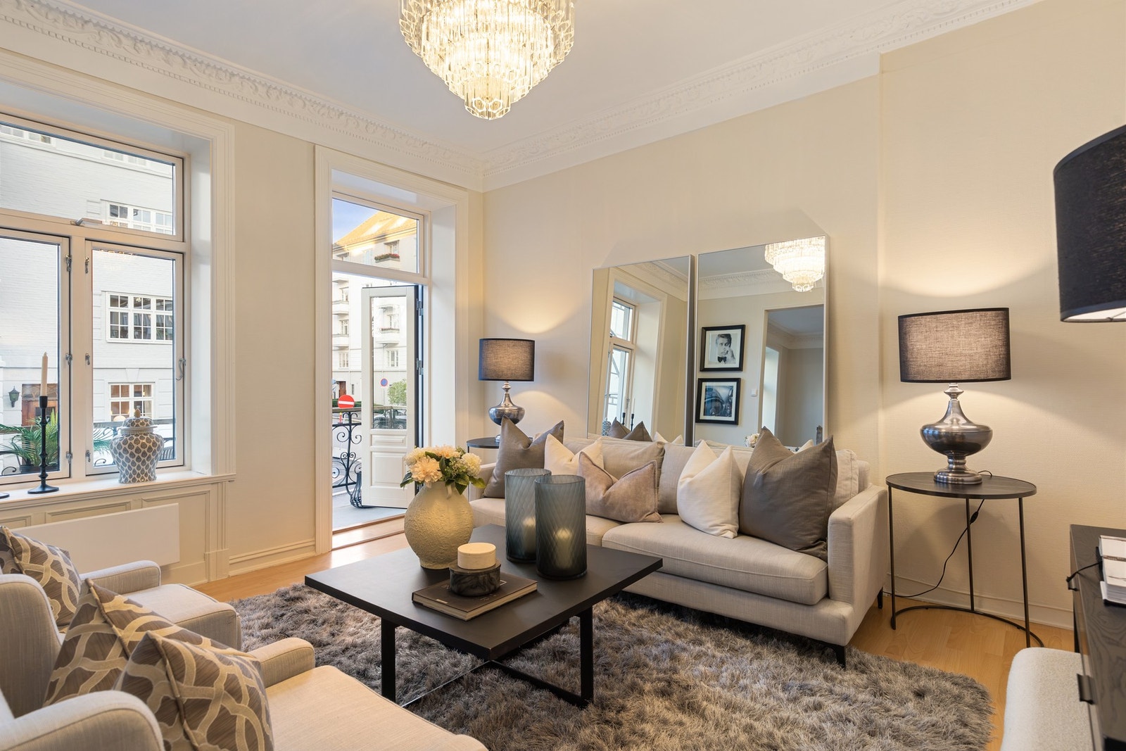 Leiligheten oppleves lys og luftig, med generøs takhøyde og store vindusflater. Galleribilde