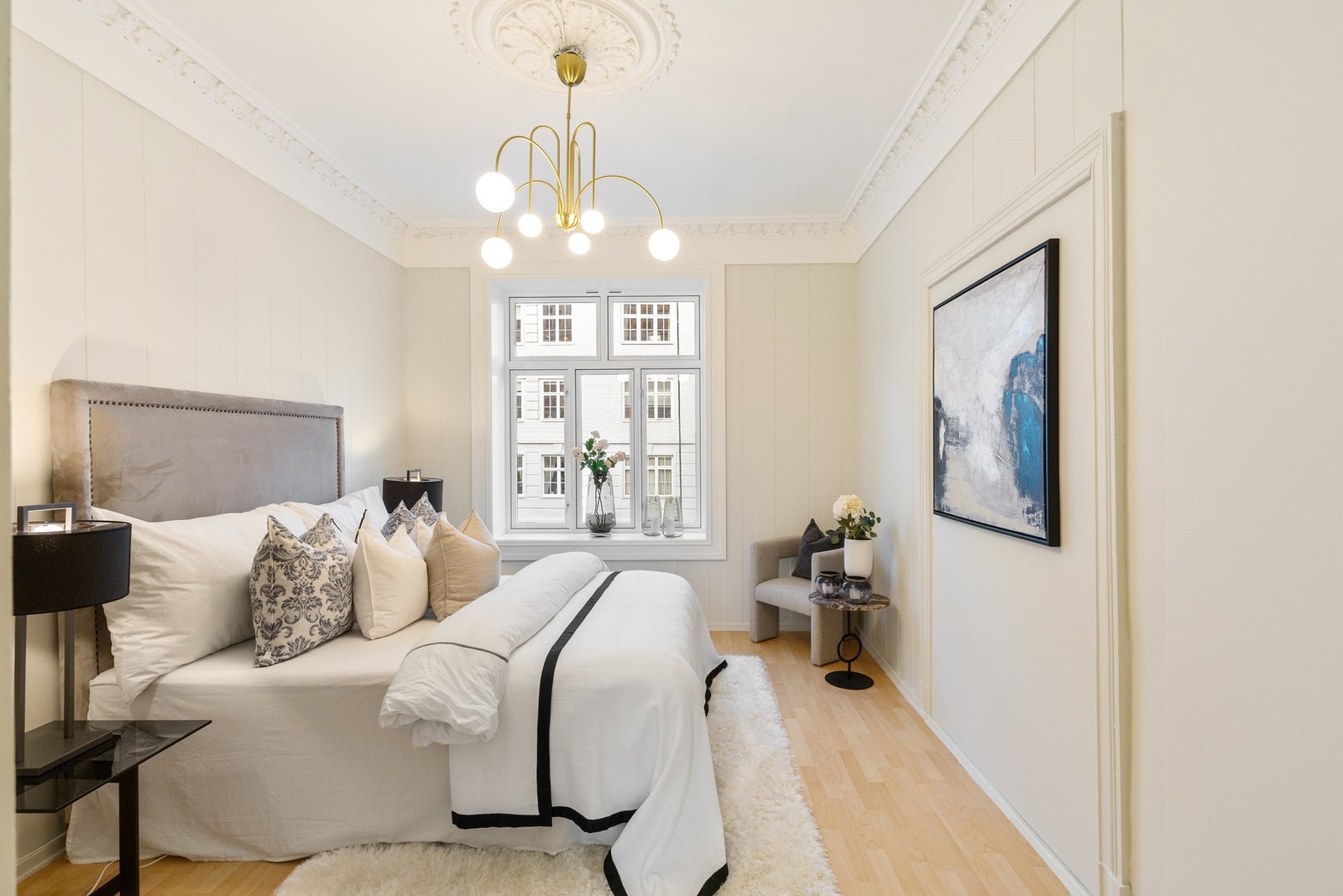 Romslig hovedsoverom med god plass til dobbeltseng, nattbord og garderobe. Galleribilde