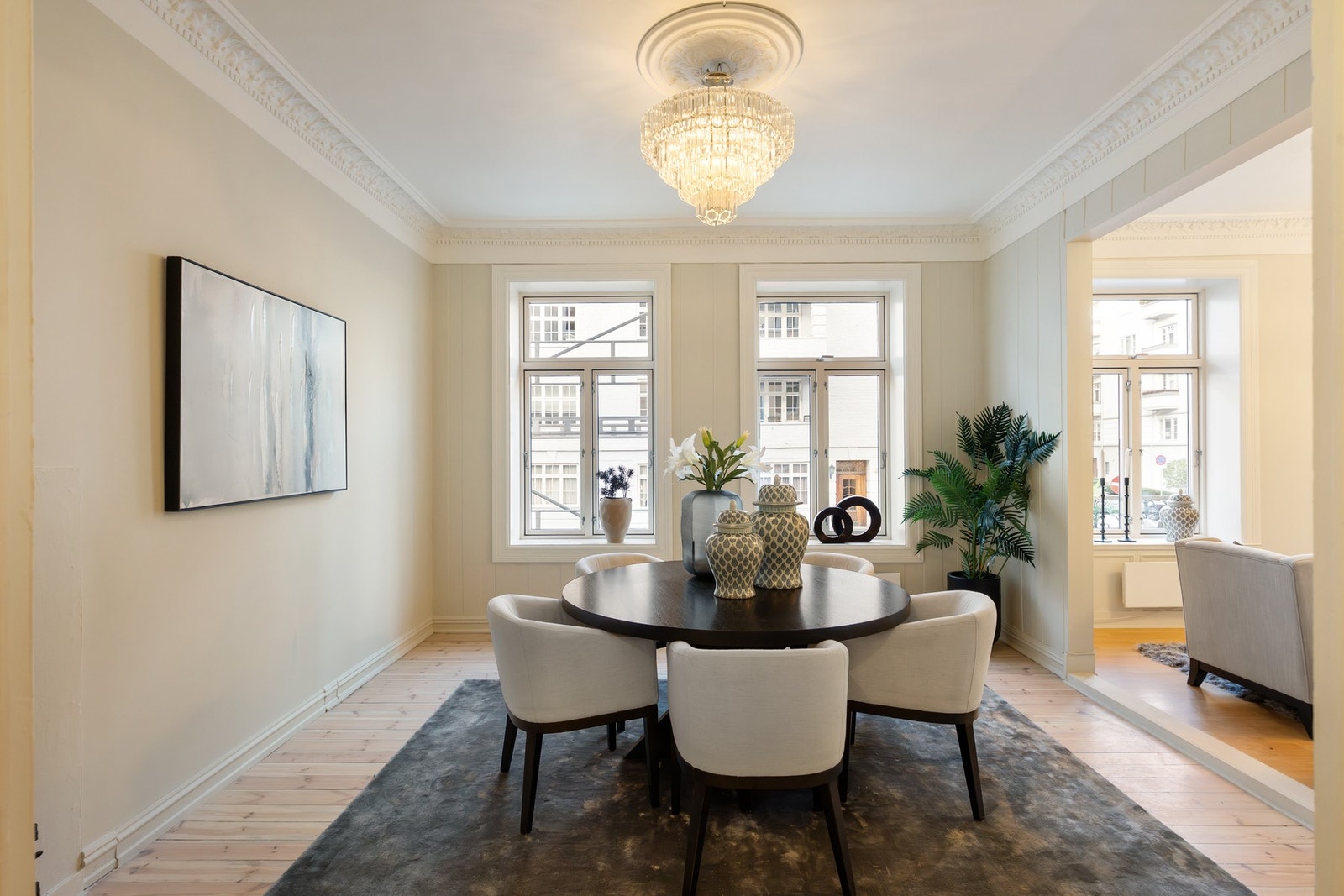 Nydelige, klassiske detaljer. Store vindusflater og masse lys. Galleribilde