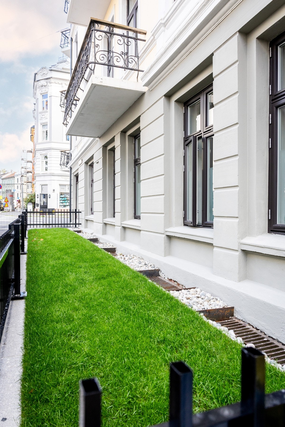 Inngjerdet forhage mot Eckersbergs gate oppgradert med ny plen. Galleribilde