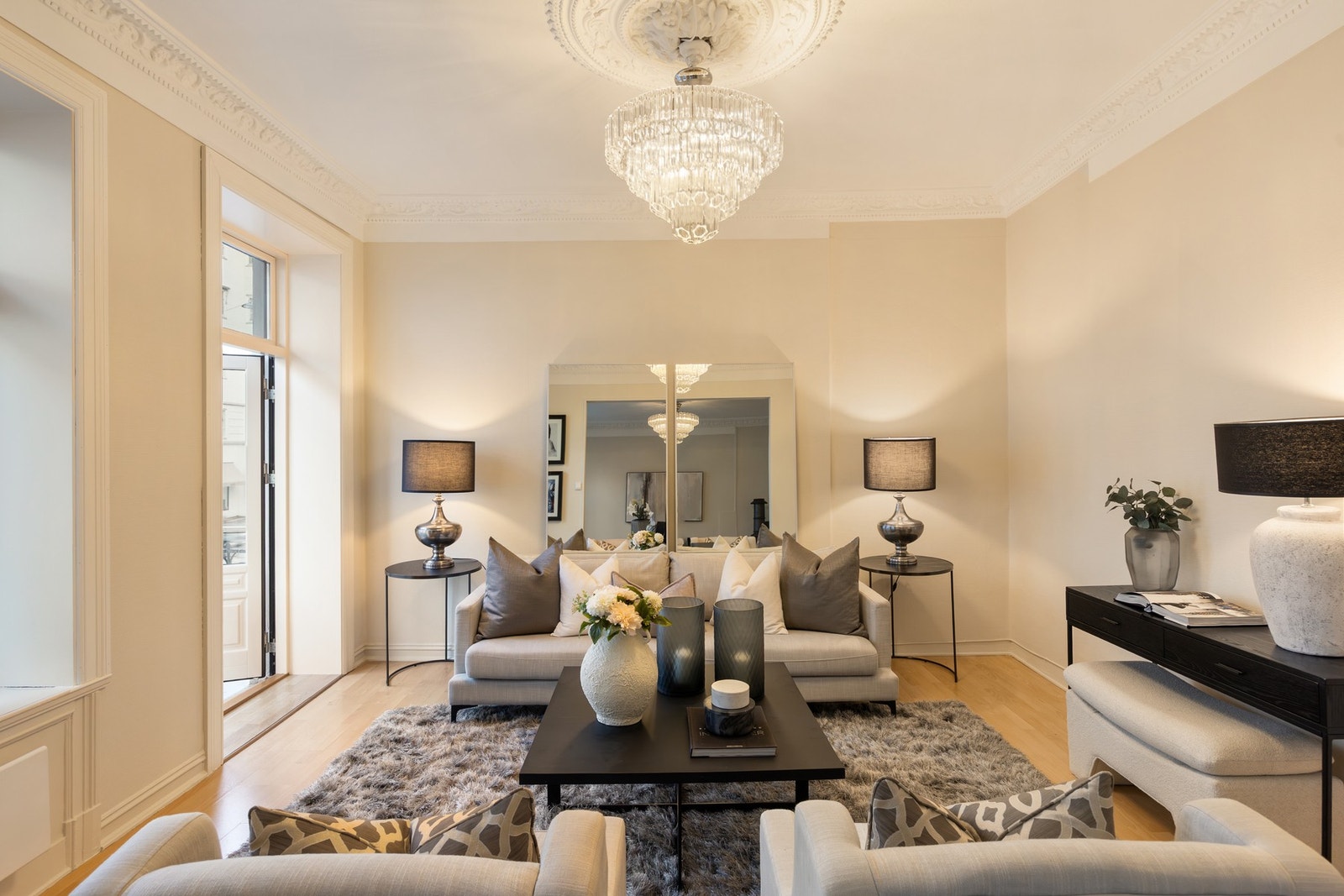 Romslig stue med plass til sofagruppe og tilhørende møblement. Galleribilde