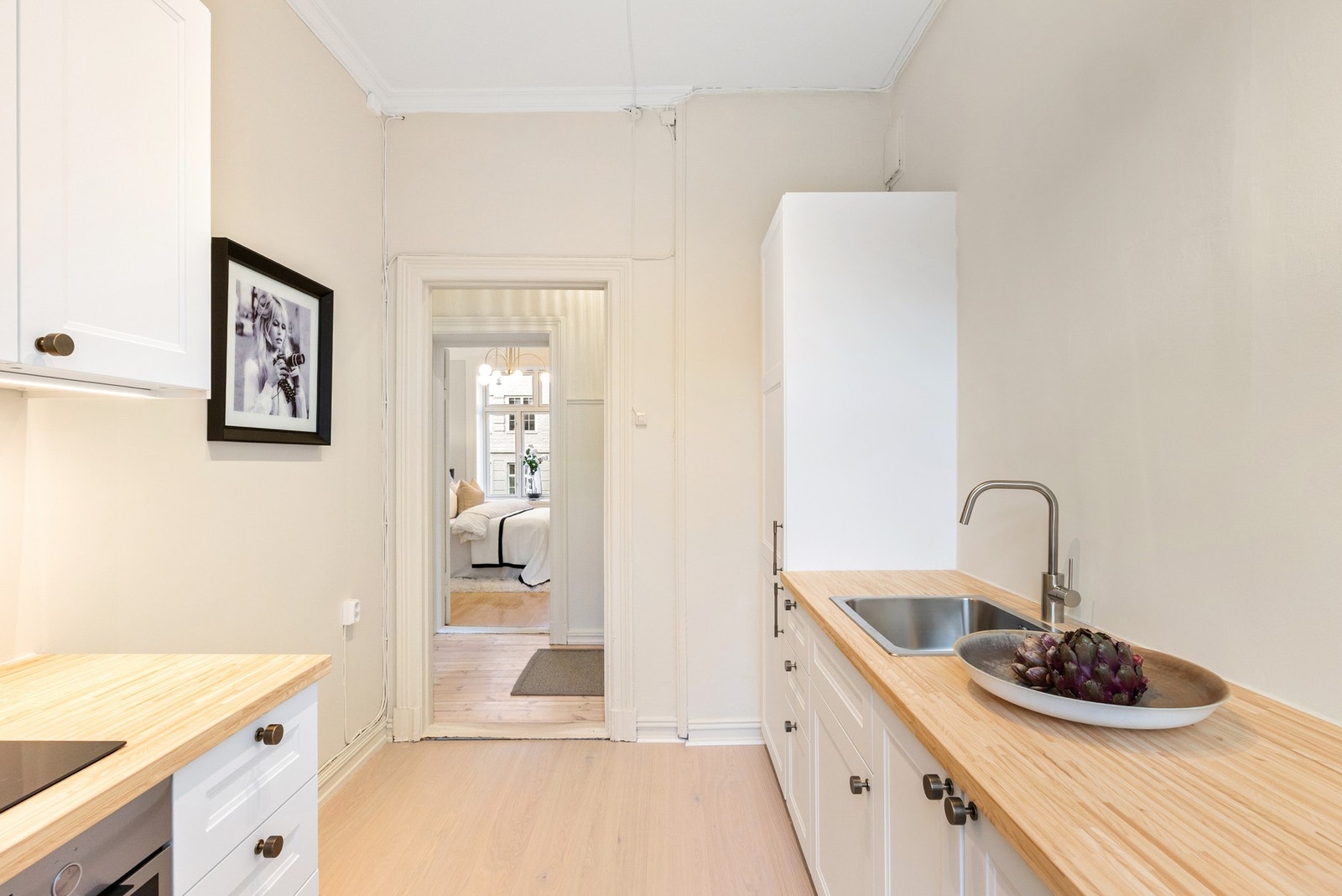 Rikelig med skap- og benkeplass. Galleribilde