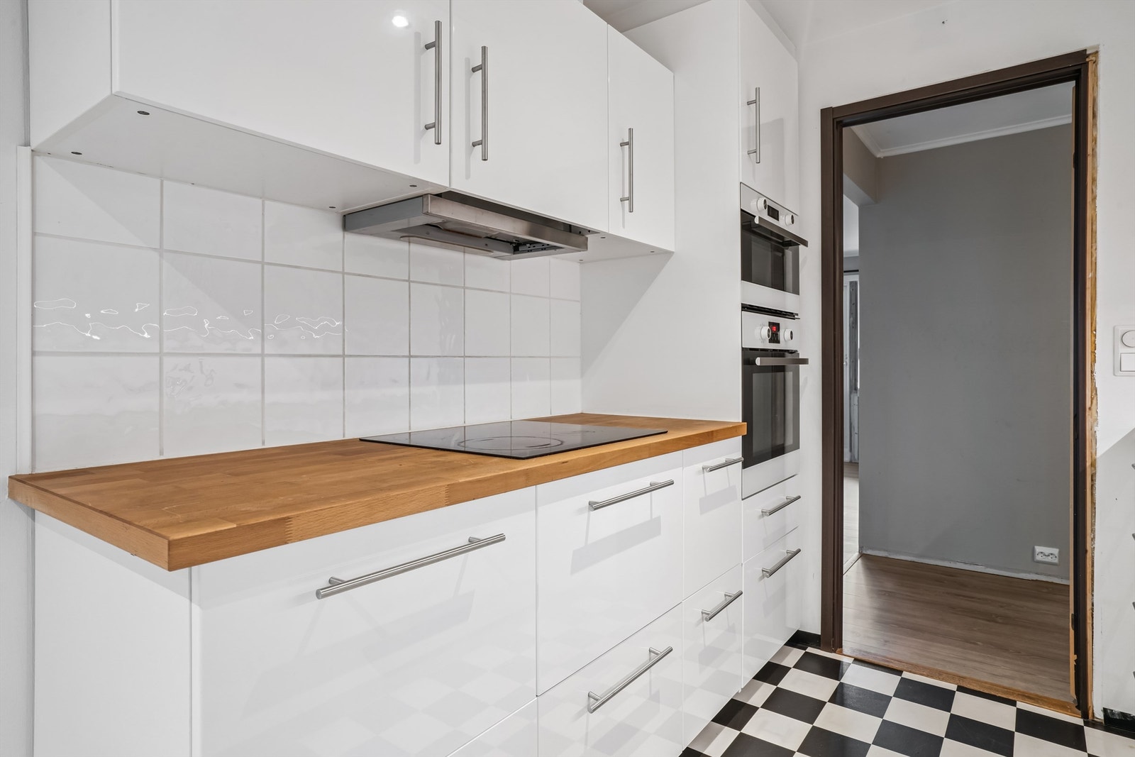 Innredningen har glatte fronter og integrerte hvitevarer som stekeovn og platetopp. Galleribilde