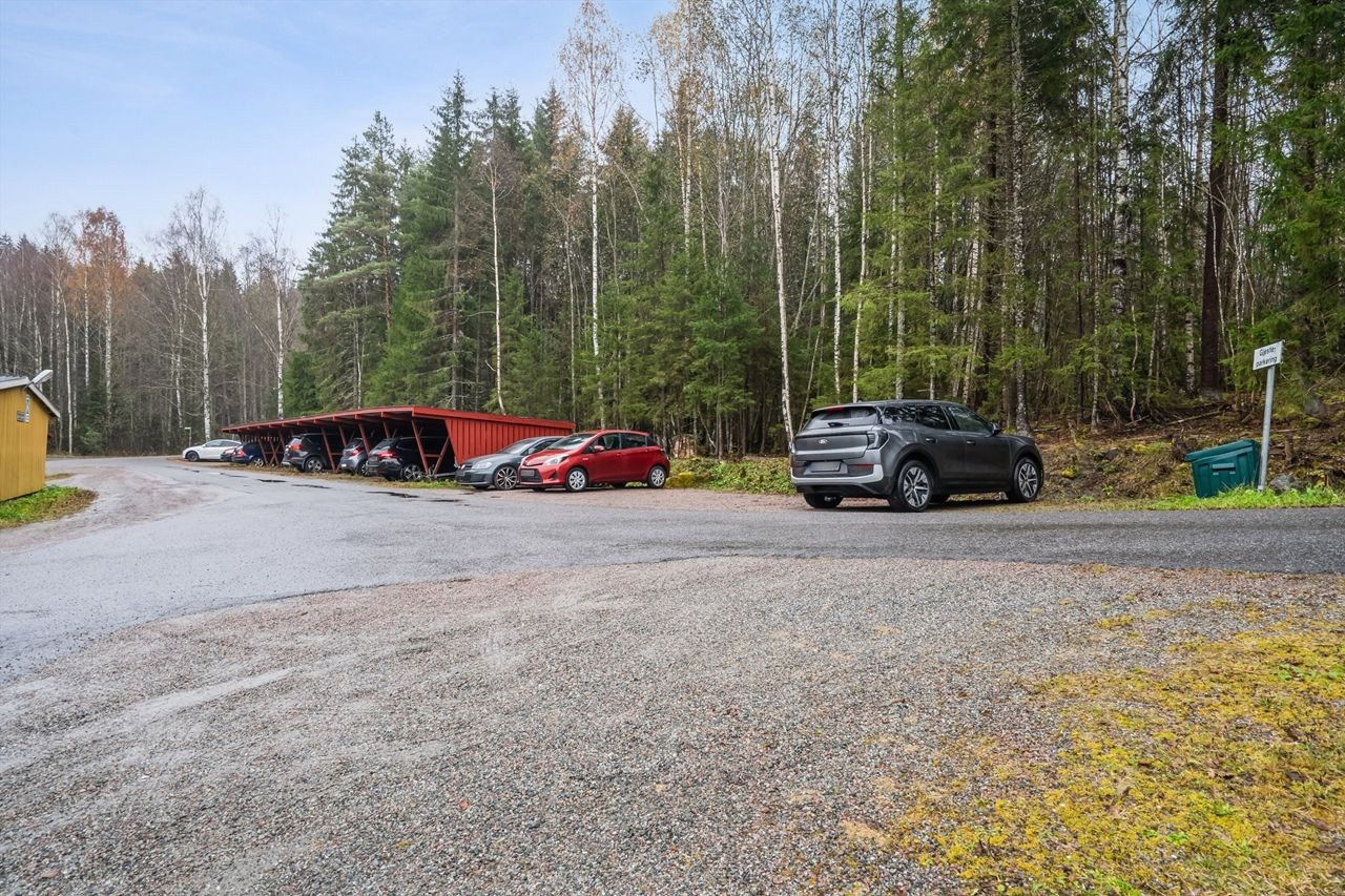 Det medfølger en fast parkeringsplass i felles carportanlegg. Galleribilde