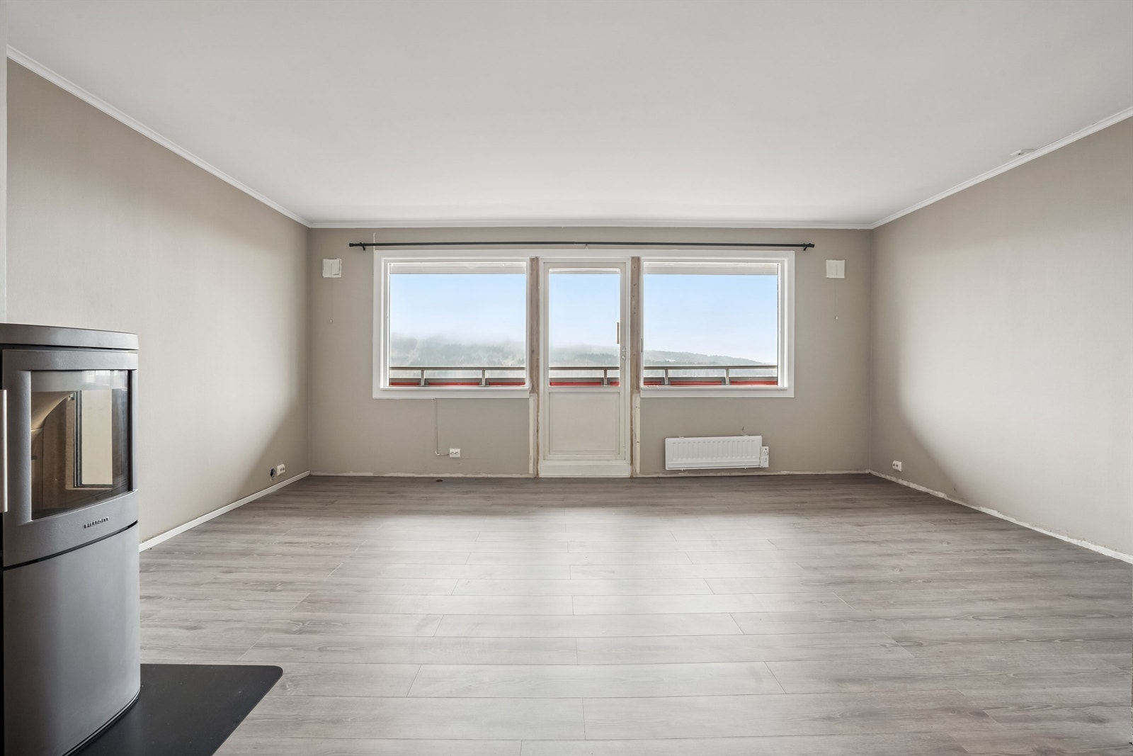 Stuen er et romslig samlingspunkt med store vindusflater og direkte utgang til balkongen. Galleribilde