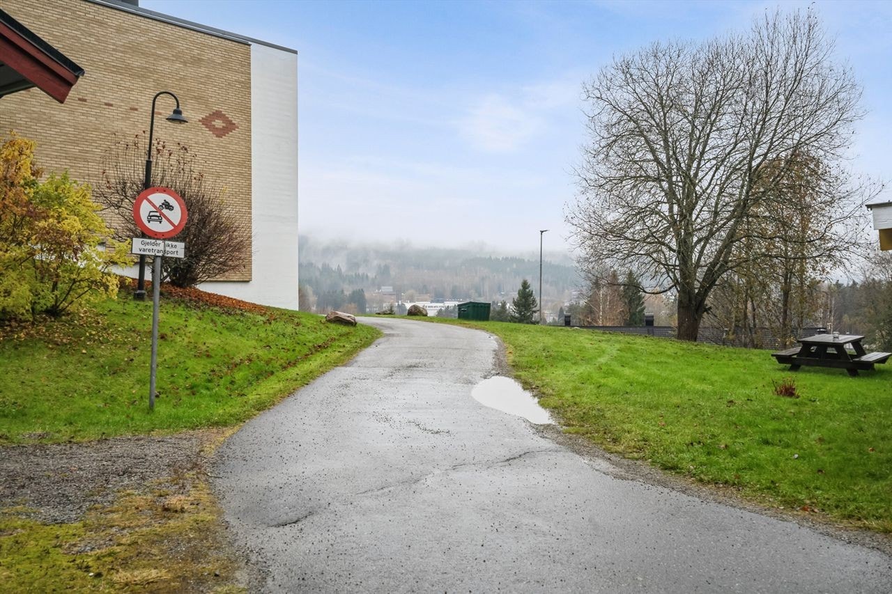 Området er preget av lite trafikk, og det er kort gangavstand til Vennersberg skole. Galleribilde