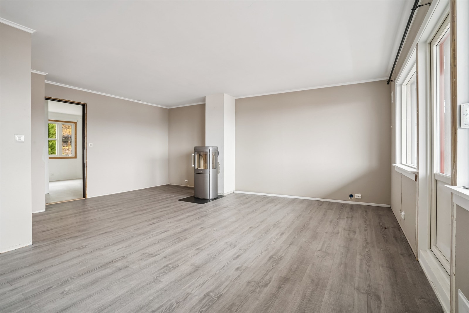 Rommet har en åpen og luftig følelse, med god plass til både sofagruppe og spisebord. Galleribilde