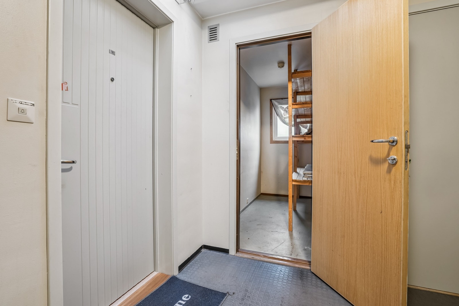 En praktisk bod på 3 m² er plassert rett utenfor inngangsdøren for enkel lagring. Galleribilde